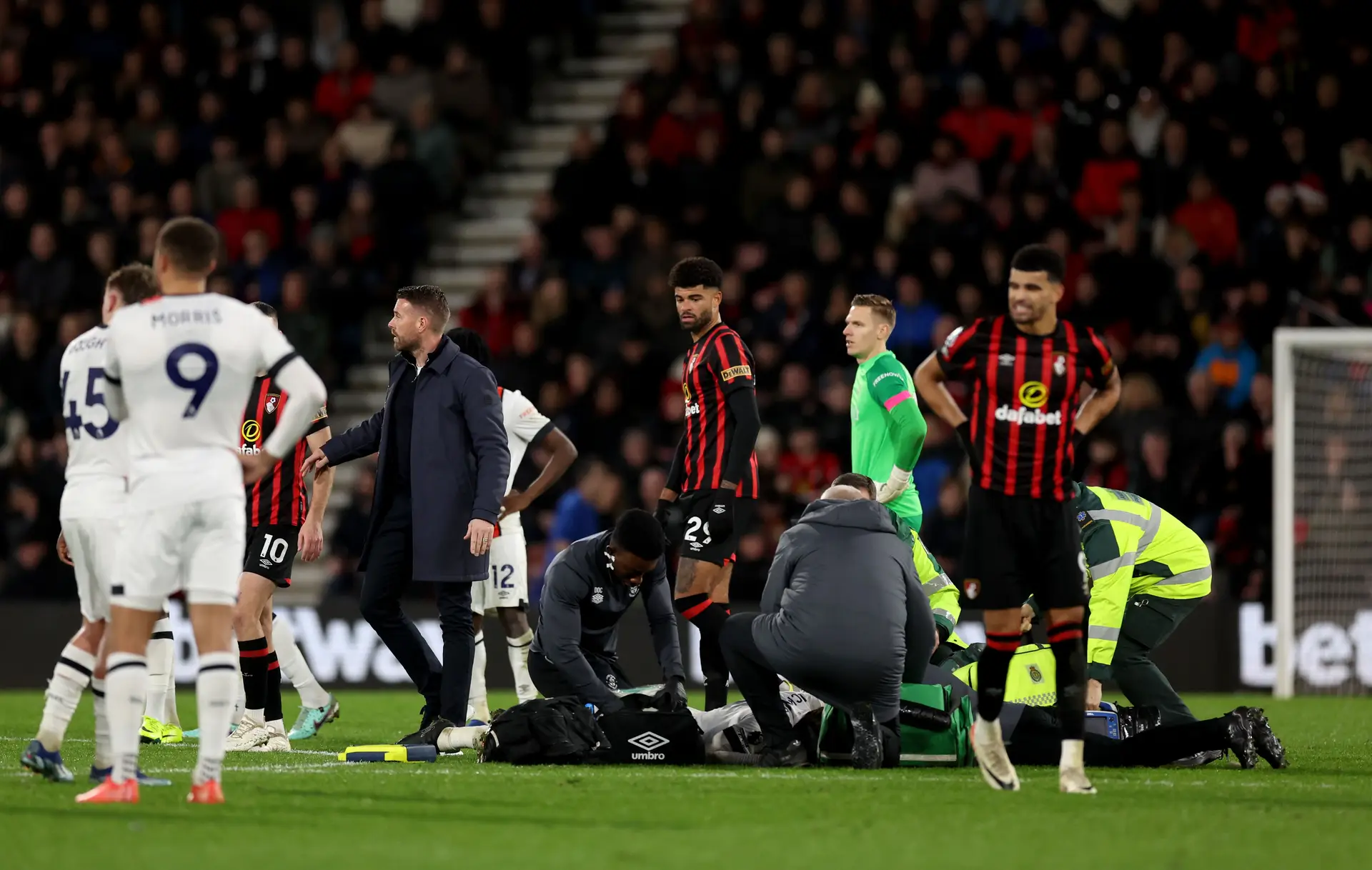 Bournemouth x Luton Town suspenso por colapso de jogador