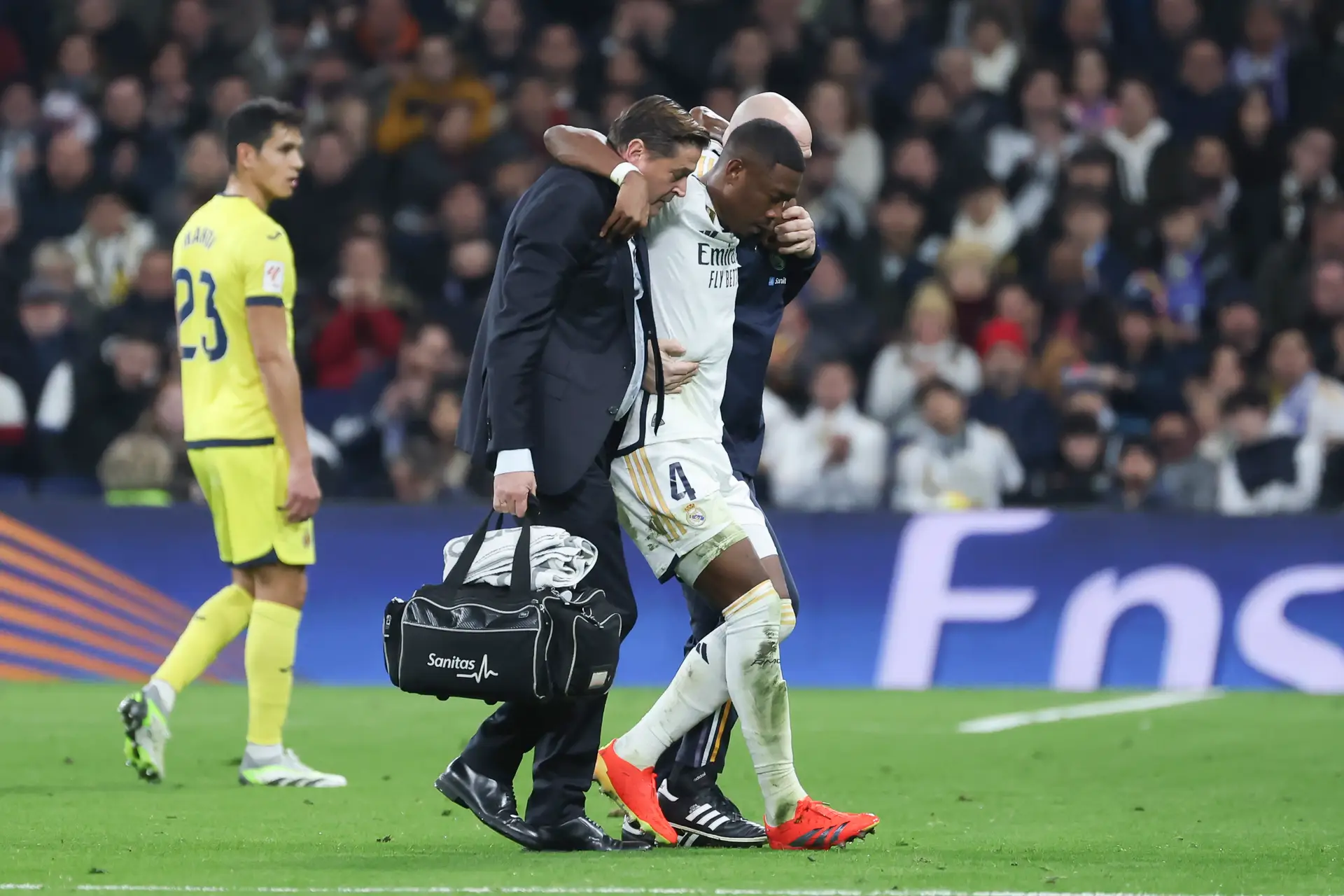 David Alaba sofre grave lesão no joelho e deve ser baixa prolongada no Real Madrid
