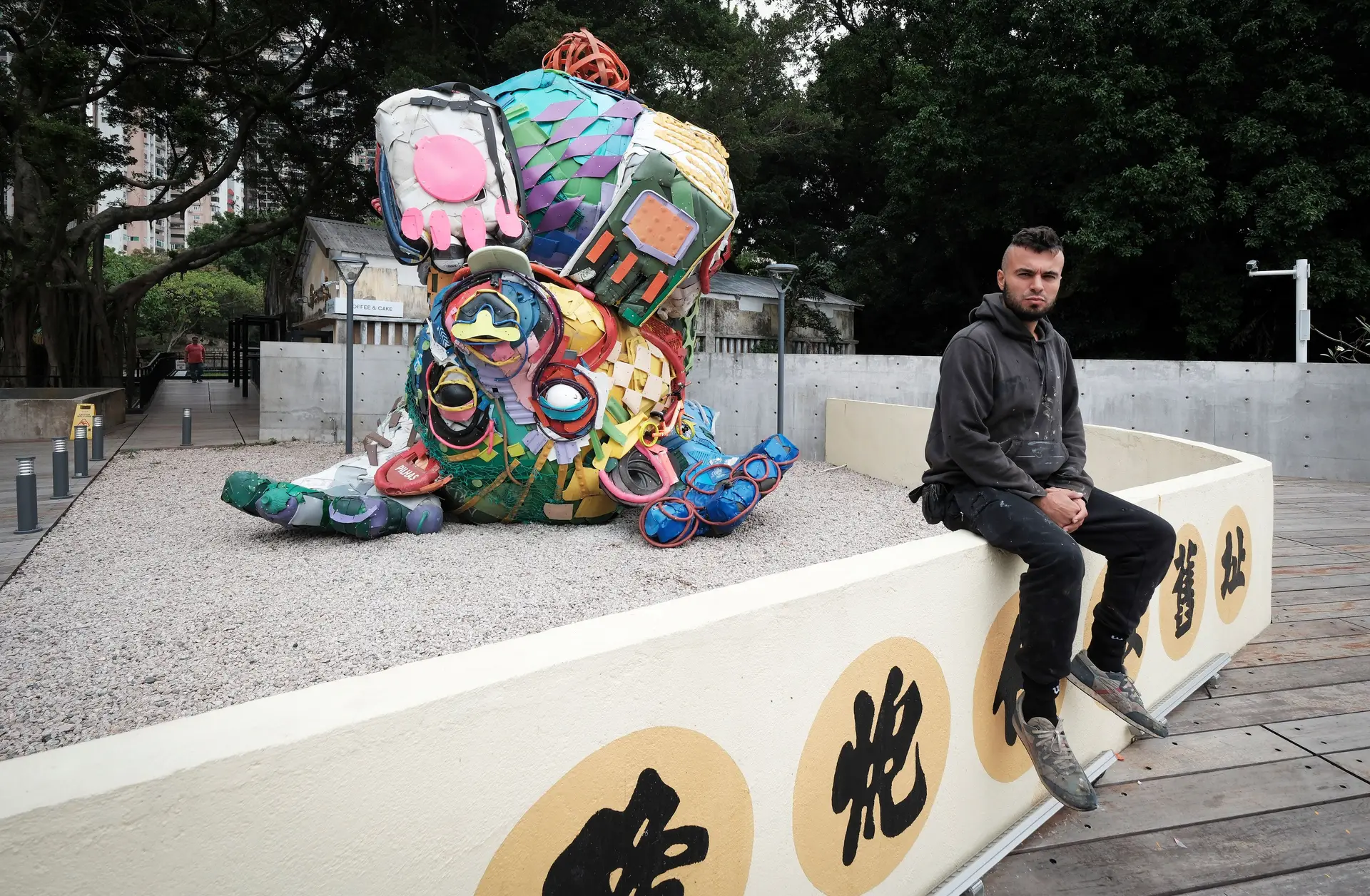 Bordalo II ergue panda gigante em Macau