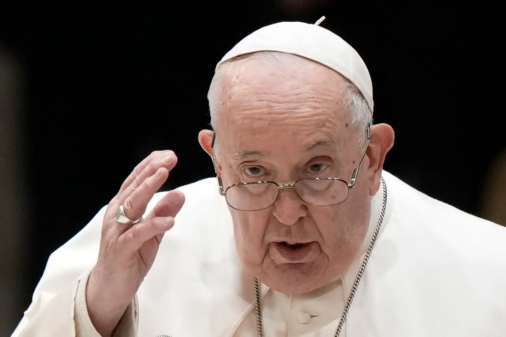 Papa volta a defender bênção de casais do mesmo sexo ou em "situação irregular"