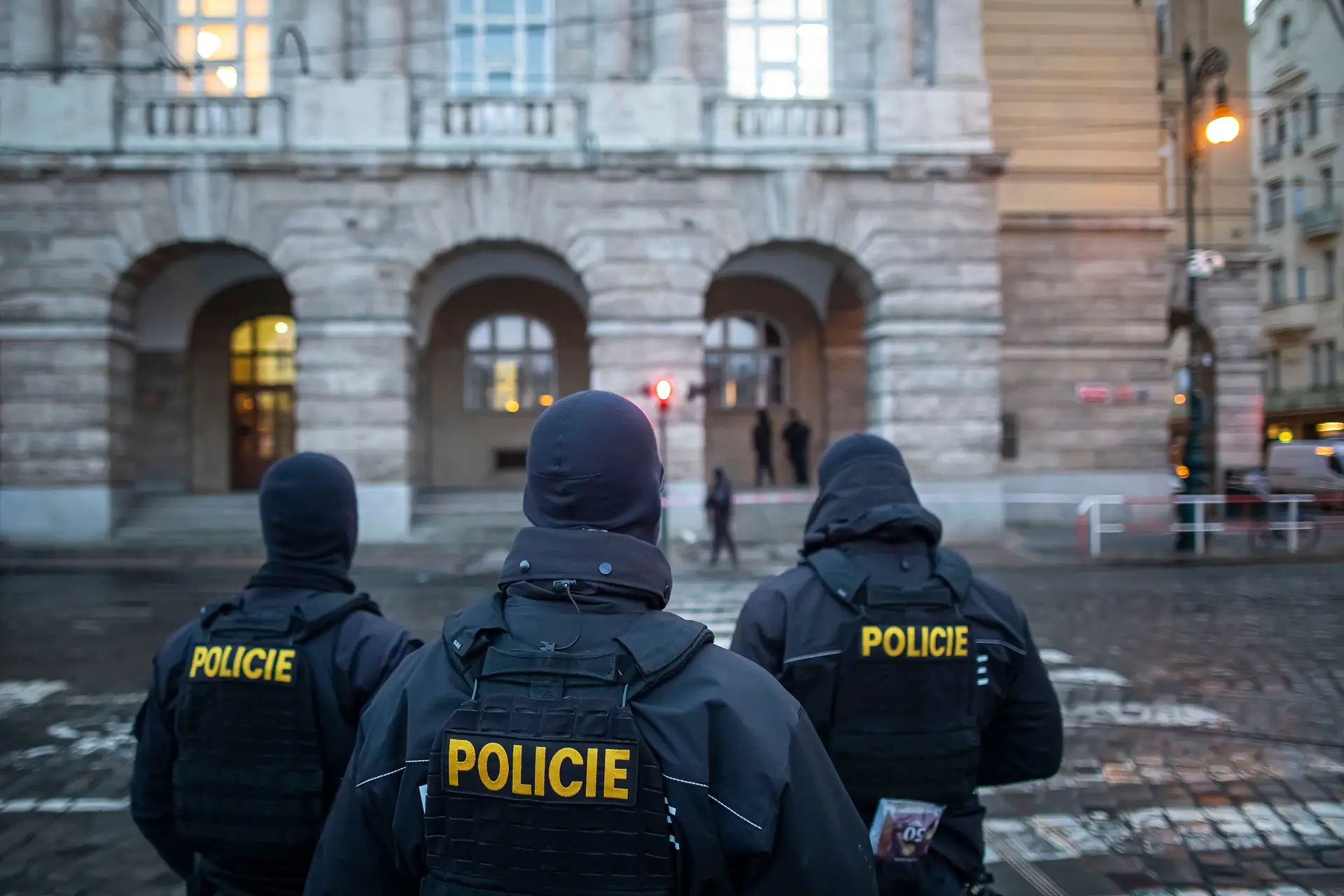 O ataque à universidade de Praga: a operação policial em 4:20 minutos