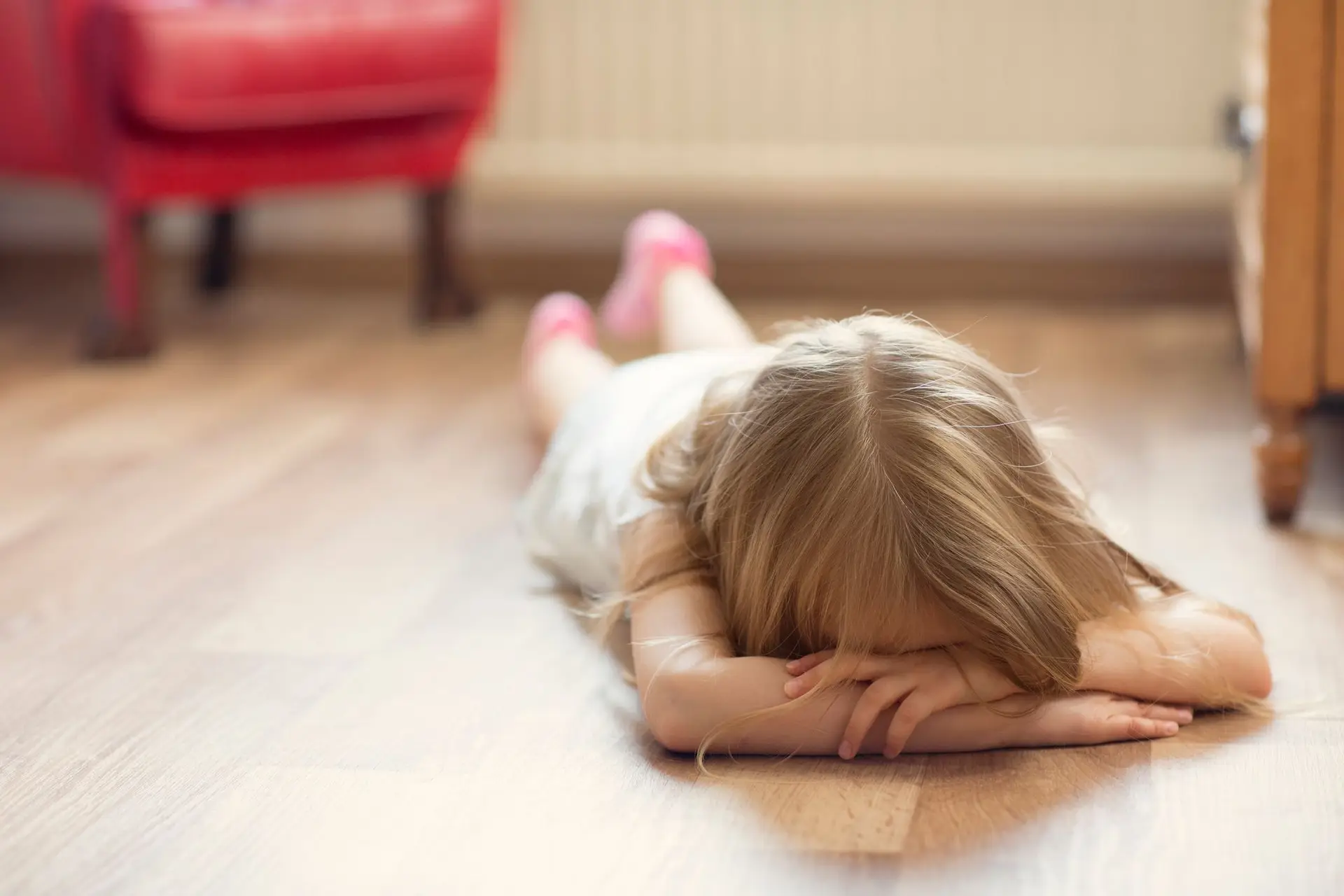 Menina de 7 anos em coma com graves queimaduras após desafio no TikTok