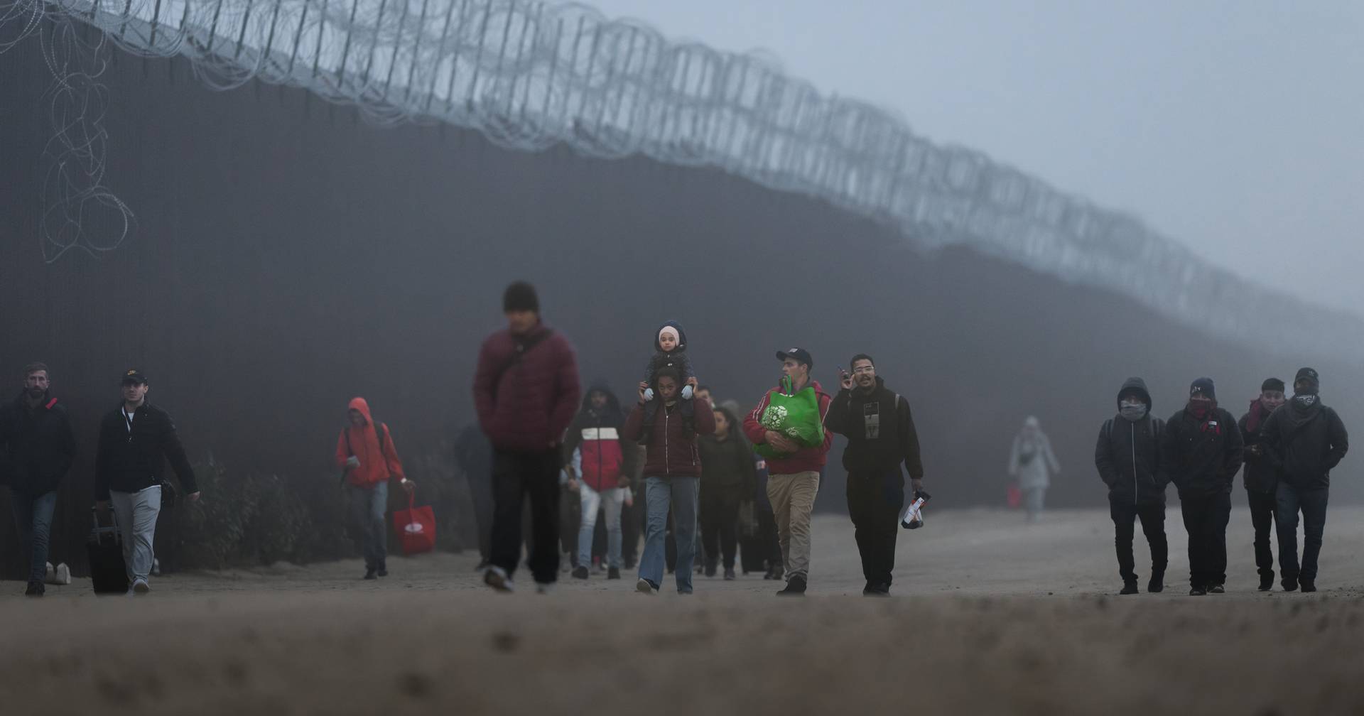 Caravana de migrantes: milhares atravessam o México em direção aos EUA