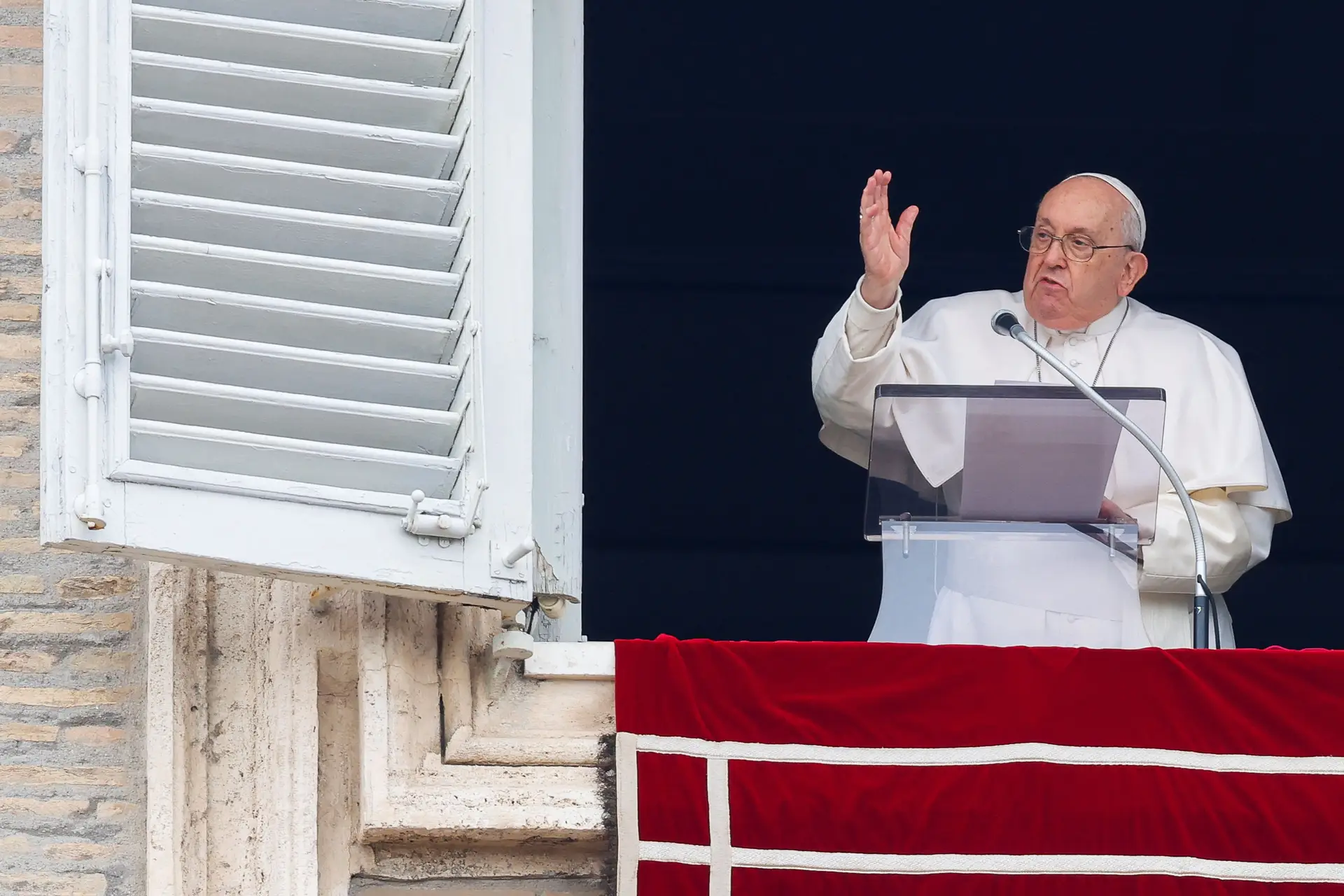 Papa Francisco lamenta que nos dias de hoje "o mundo se ria dos cristãos"