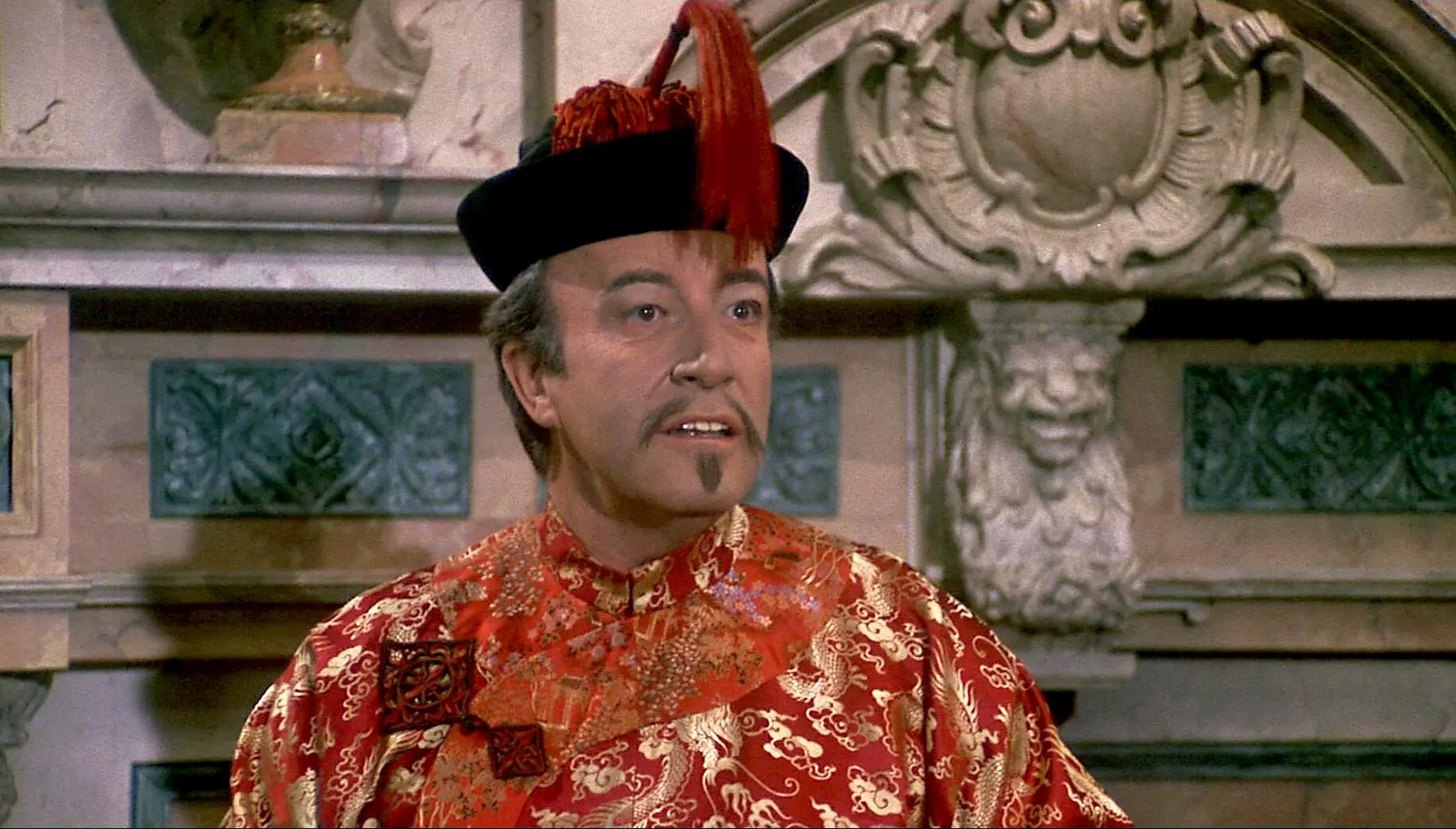 O brilhante detective chinês Sidney Wang... aliás, Peter Sellers