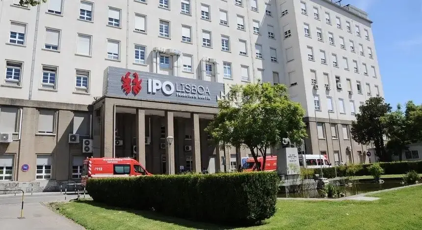 Criança teve de ser transportada pela rua após nova avaria em elevador do IPO de Lisboa