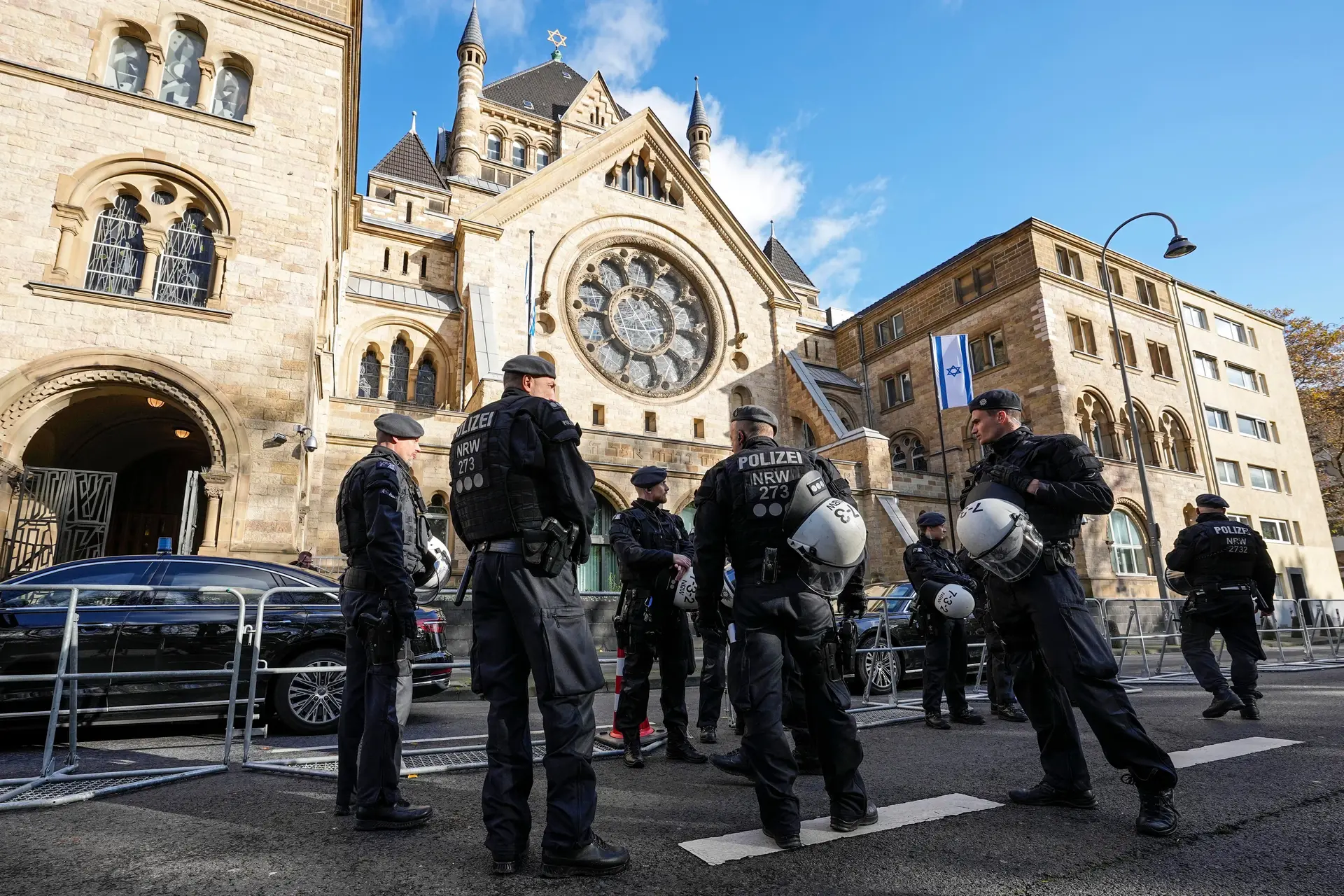 Polícia alemã detém mais três suspeitos de planear ataque à Catedral de Colónia