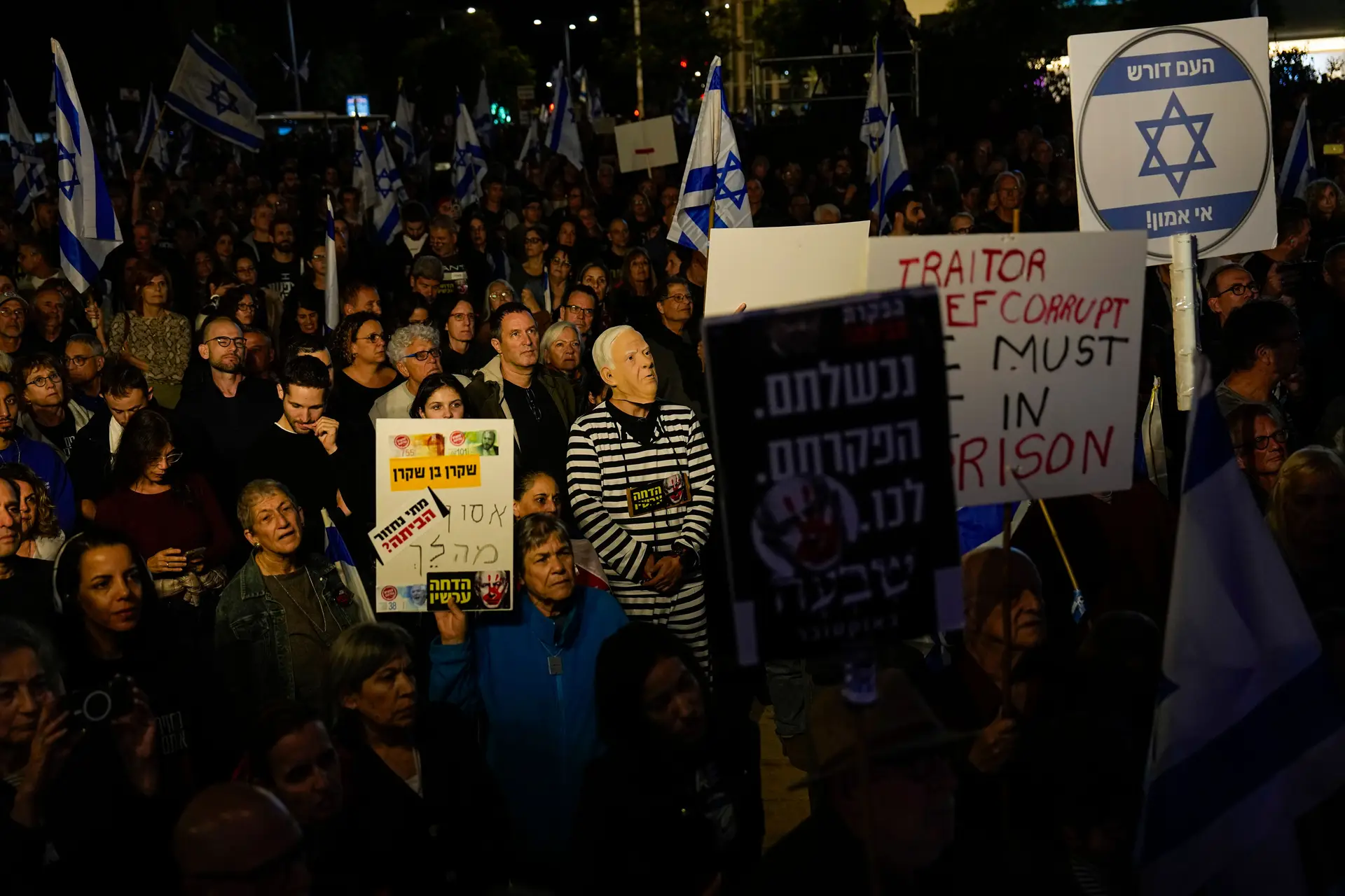 Centenas de israelitas protestam pelo fim da guerra e realização das eleições