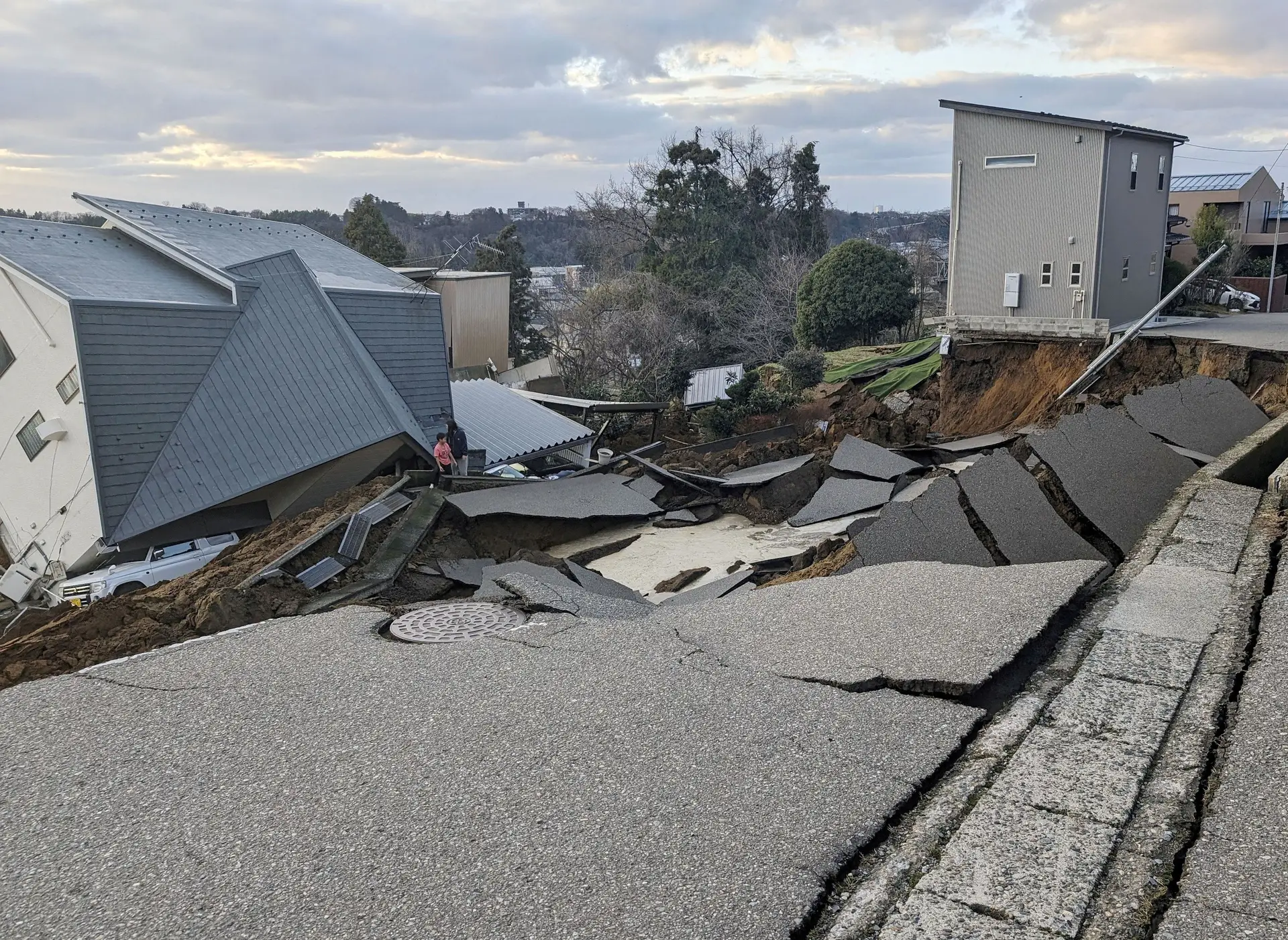 Série de sismos seguidos de tsunamis no Japão, um morto confirmado