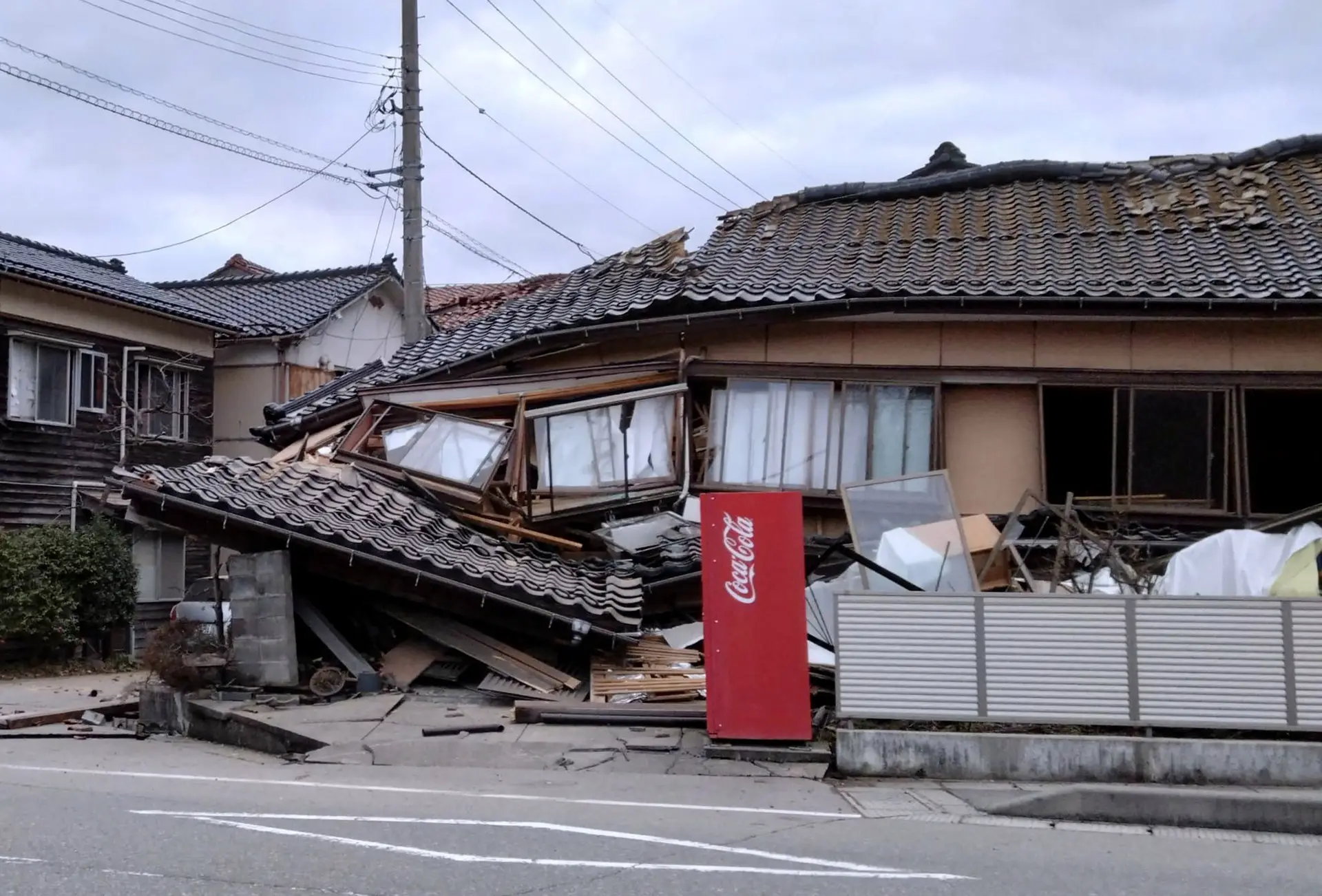 Seis pessoas sob os escombros na sequência do sismo no Japão