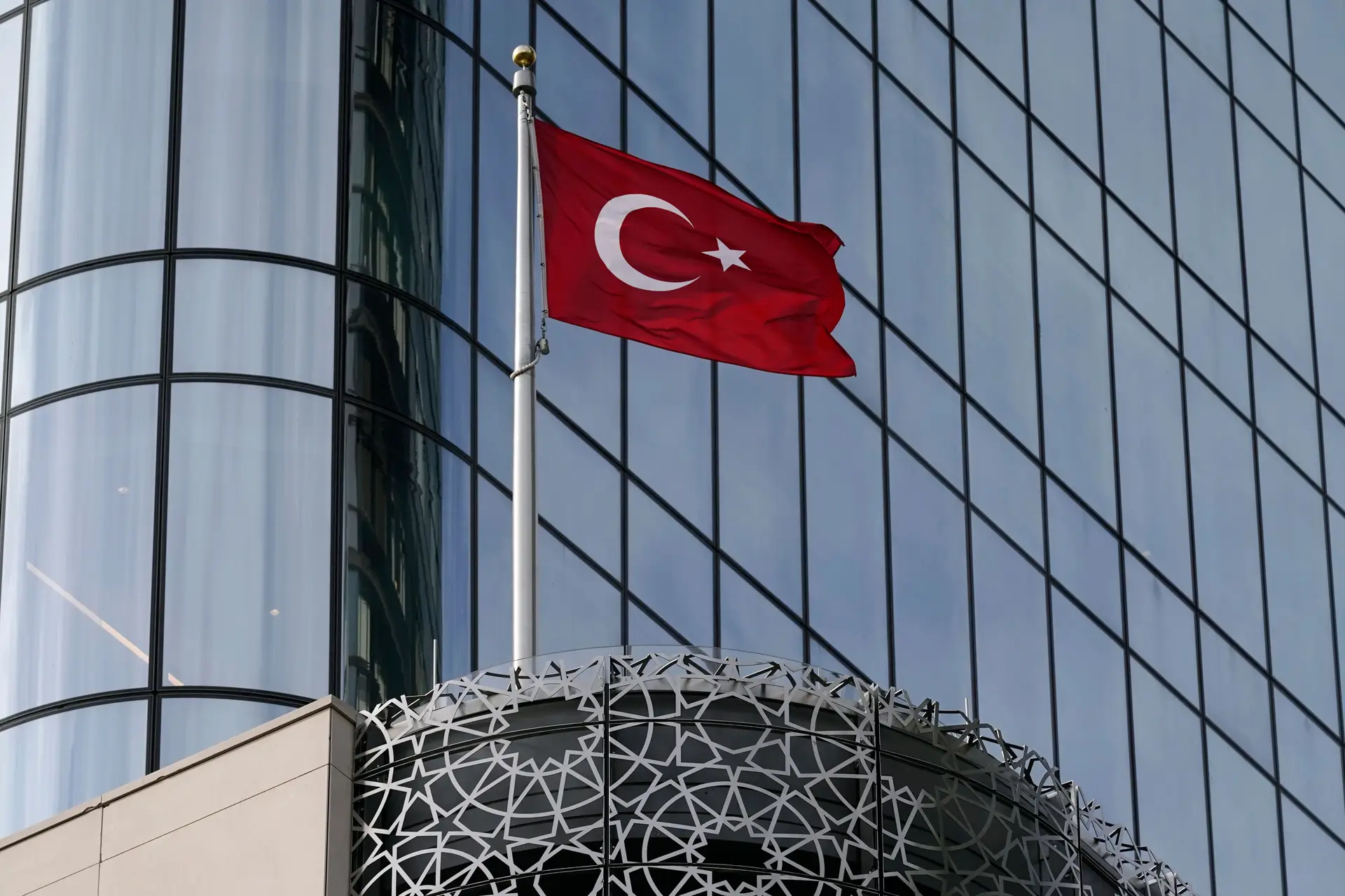 Turquia oferece-se para acolher cimeira de paz entre Kiev e Moscovo