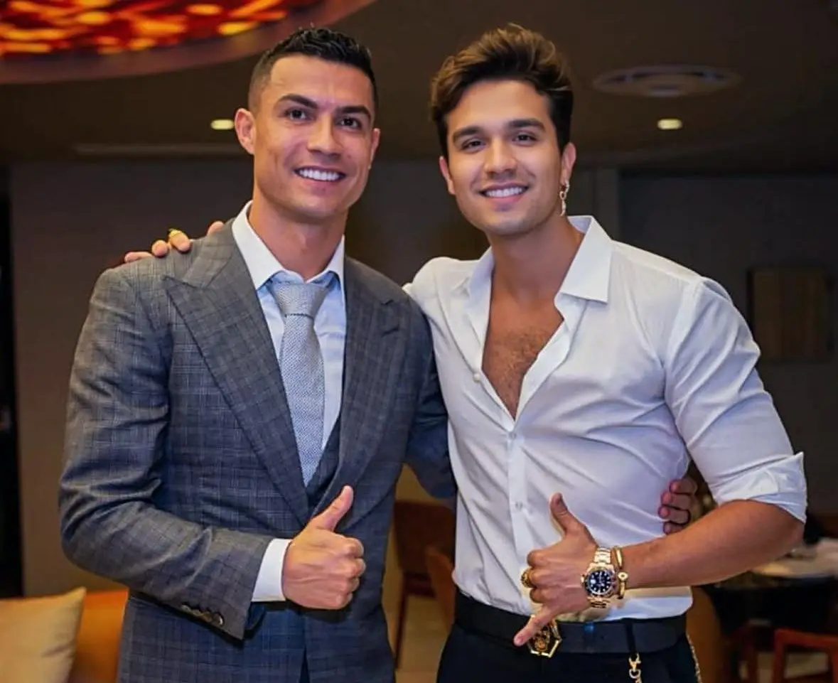 Luan Santana canta na passagem de ano de Cristiano Ronaldo e recebe um relógio de luxo