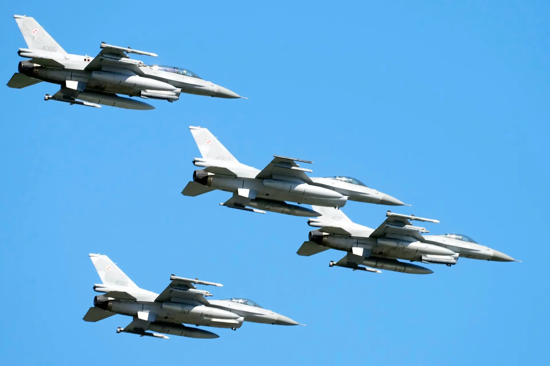 Polónia envia caças F-16 para proteger fronteira com a Ucrânia