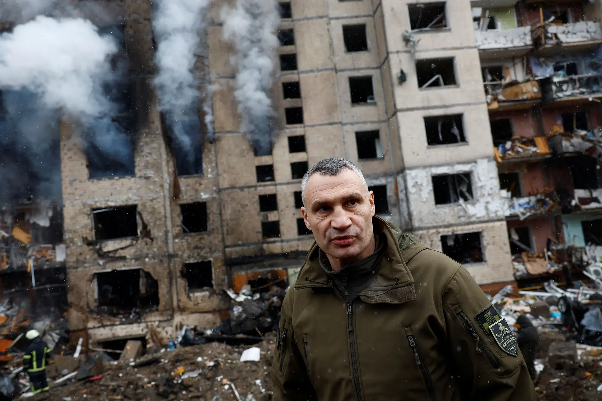 O Presidente da Câmara de Kiev visita locais atingidos por ataques russos