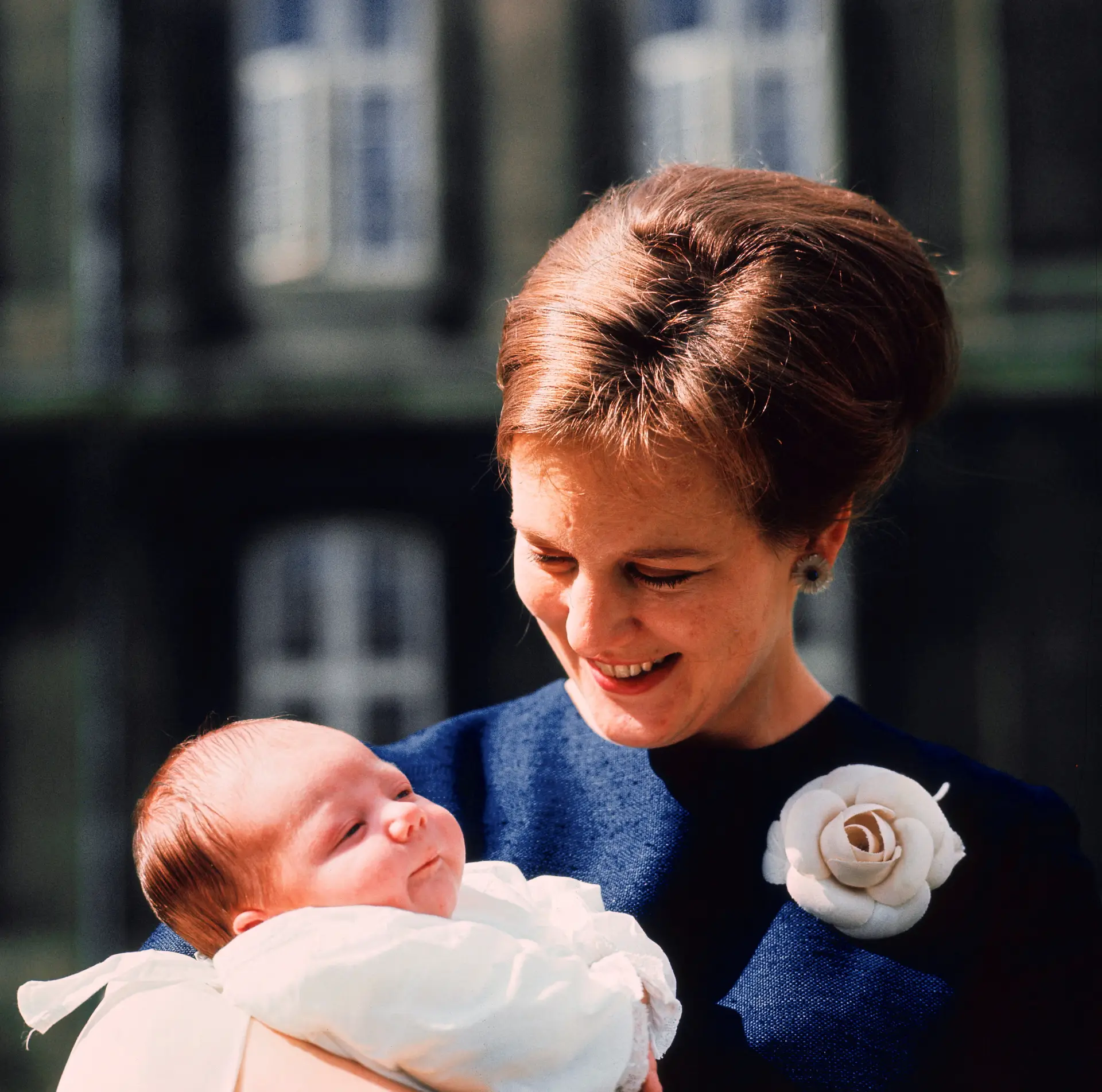 A então princesa Margarida com o seu primogénito, o príncipe Frederico, em Copenhaga, Dinamarca, a 7 de junho de 1968