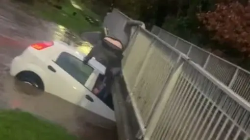 'Herói' salva menina de 3 anos de carro inundado no Reino Unido