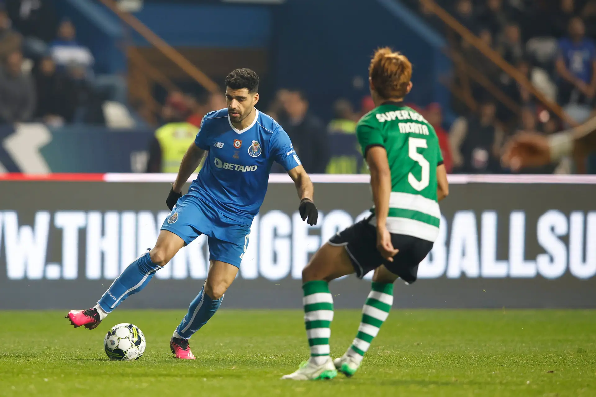 Morita e Taremi, num Sporting-FC Porto, em Alvalade