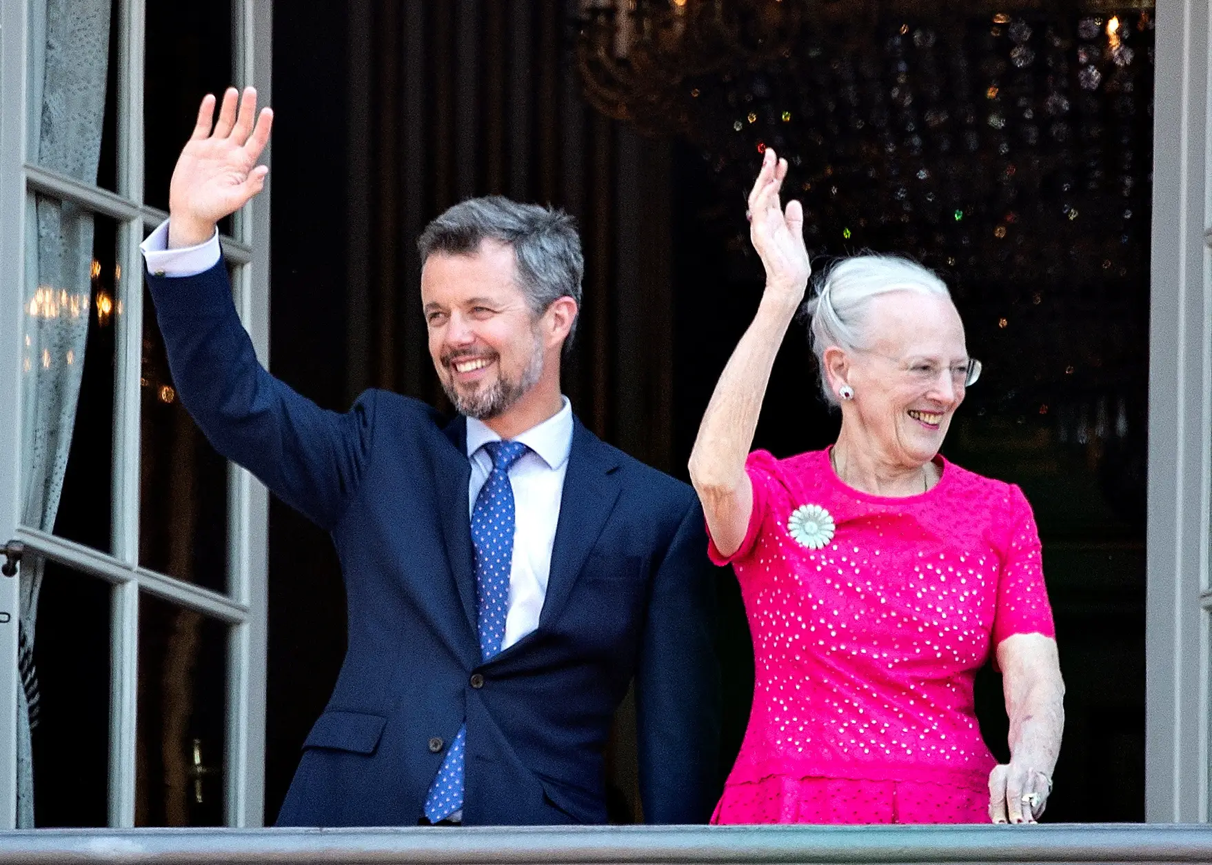 A Rainha Margarida e o Príncipe Frederico acenam da varanda do Castelo de Amalienborg por ocasião do 50.º aniversário do Príncipe Herdeiro, em Copenhaga, Dinamarca, a 26 de maio de 2018.