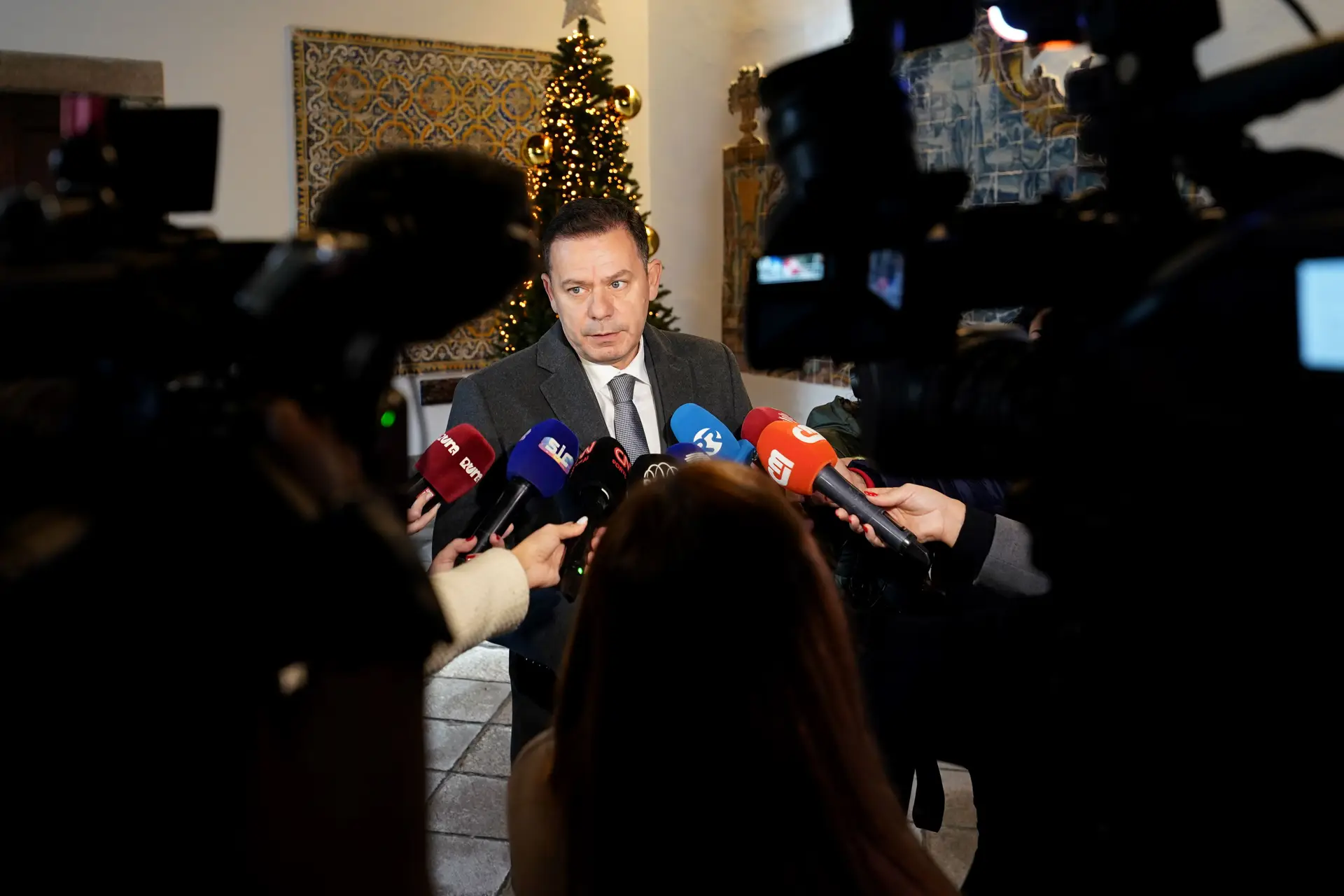 Montenegro acusa Pedro Nuno Santos de "sacudir água do capote" sobre ações dos CTT