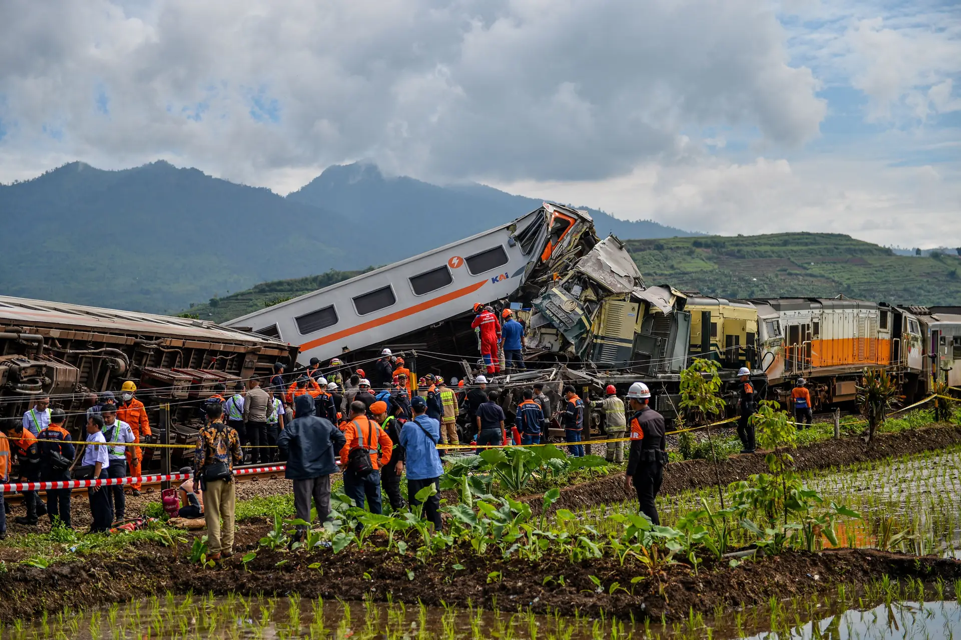 Colisão de comboios na ilha indonésia de Java