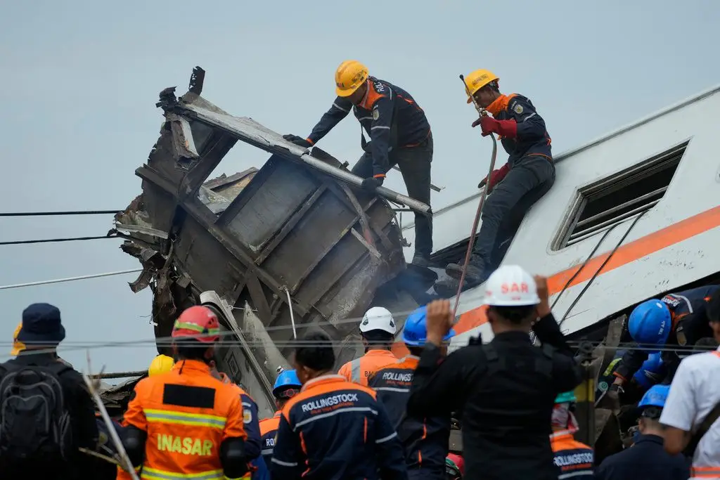 Colisão de comboios na ilha indonésia de Java