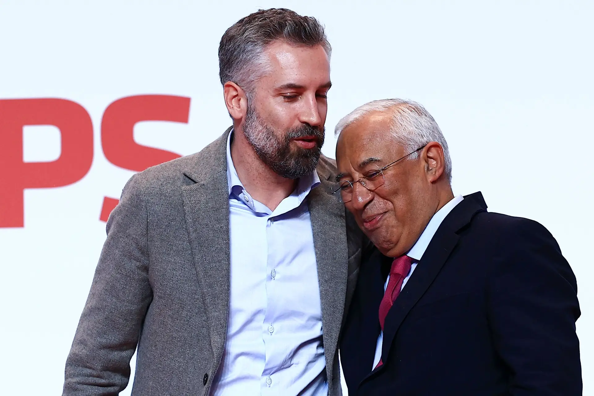 "Podem ter-me derrubado mas não me derrotaram": o aviso de Costa na hora da despedida