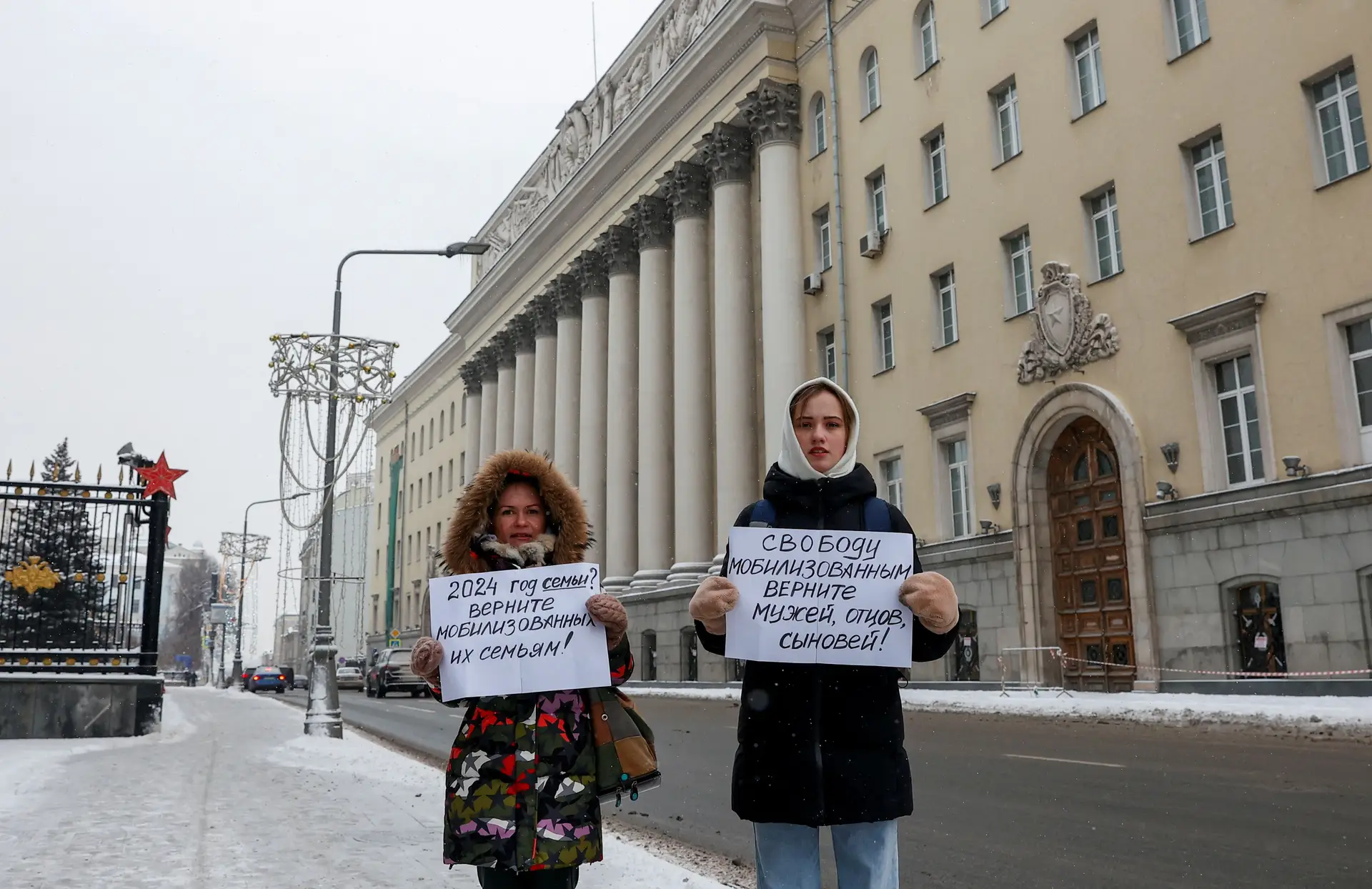 Mulheres de soldados russos exigem regresso dos maridos que combatem na Ucrânia