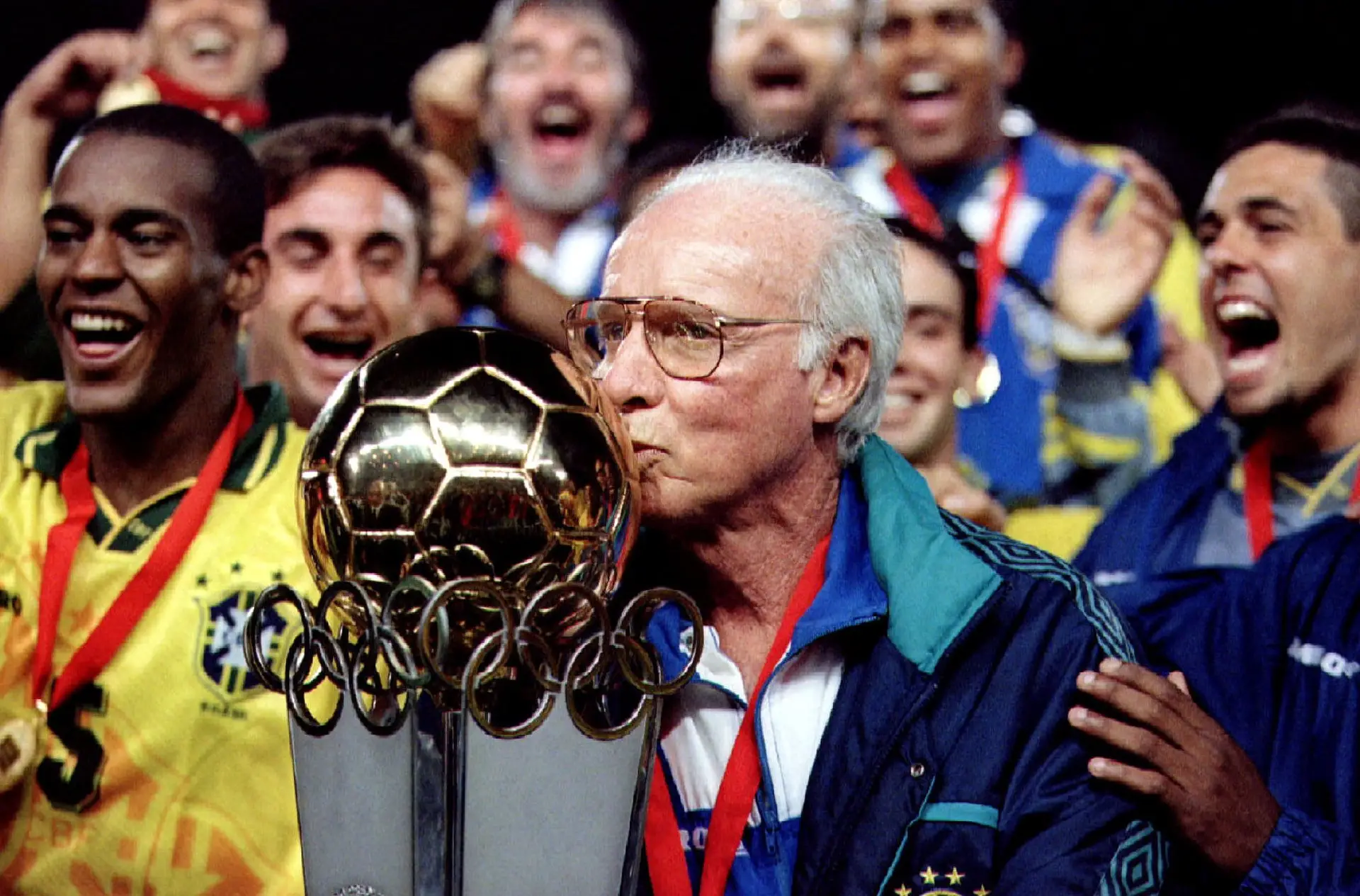 Mário Zagallo, em 1997, com a taça que conquistou na Copa América