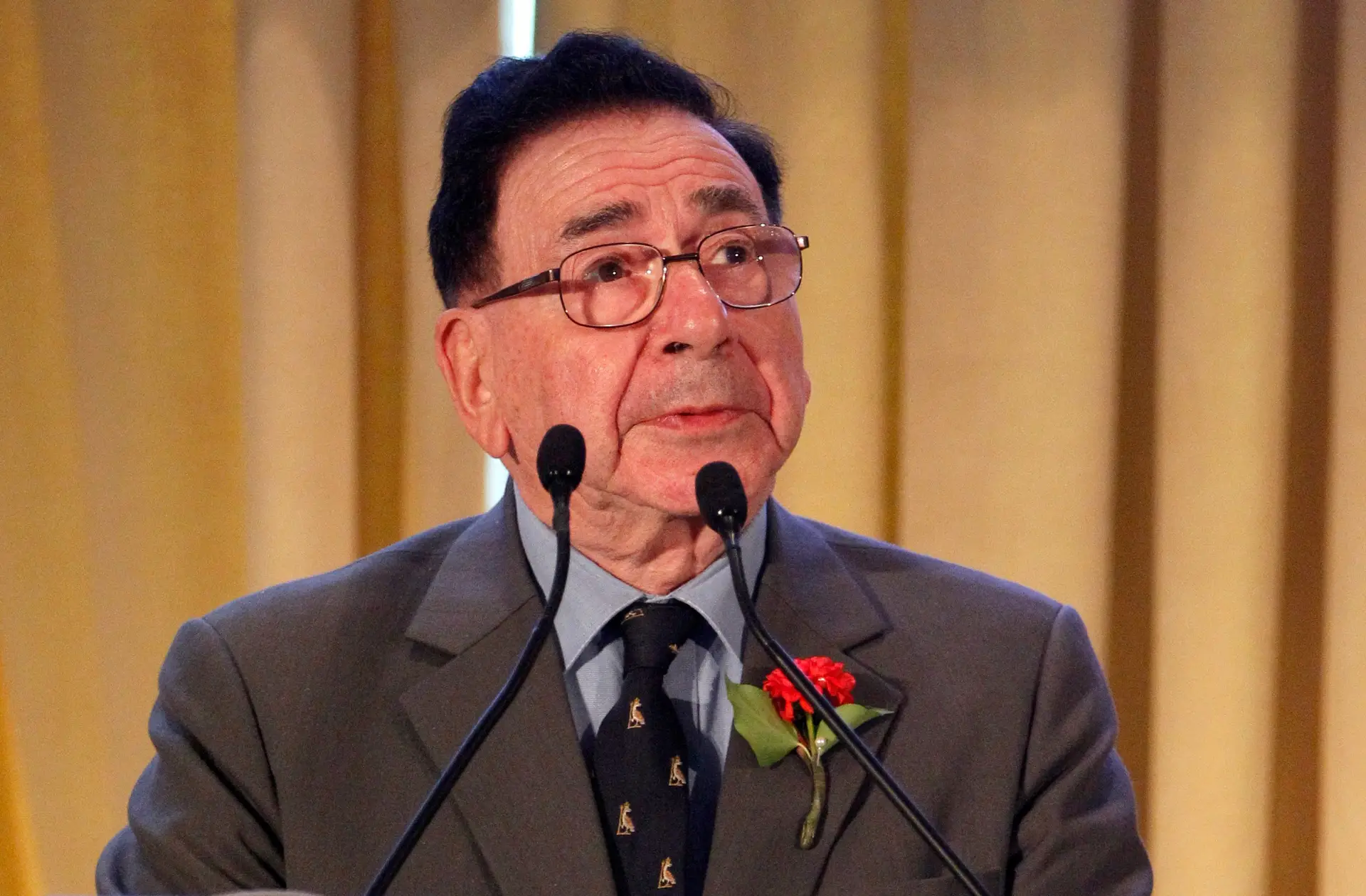 Morreu Roy Calne, o cirurgião pioneiro dos transplantes de fígado na Europa
