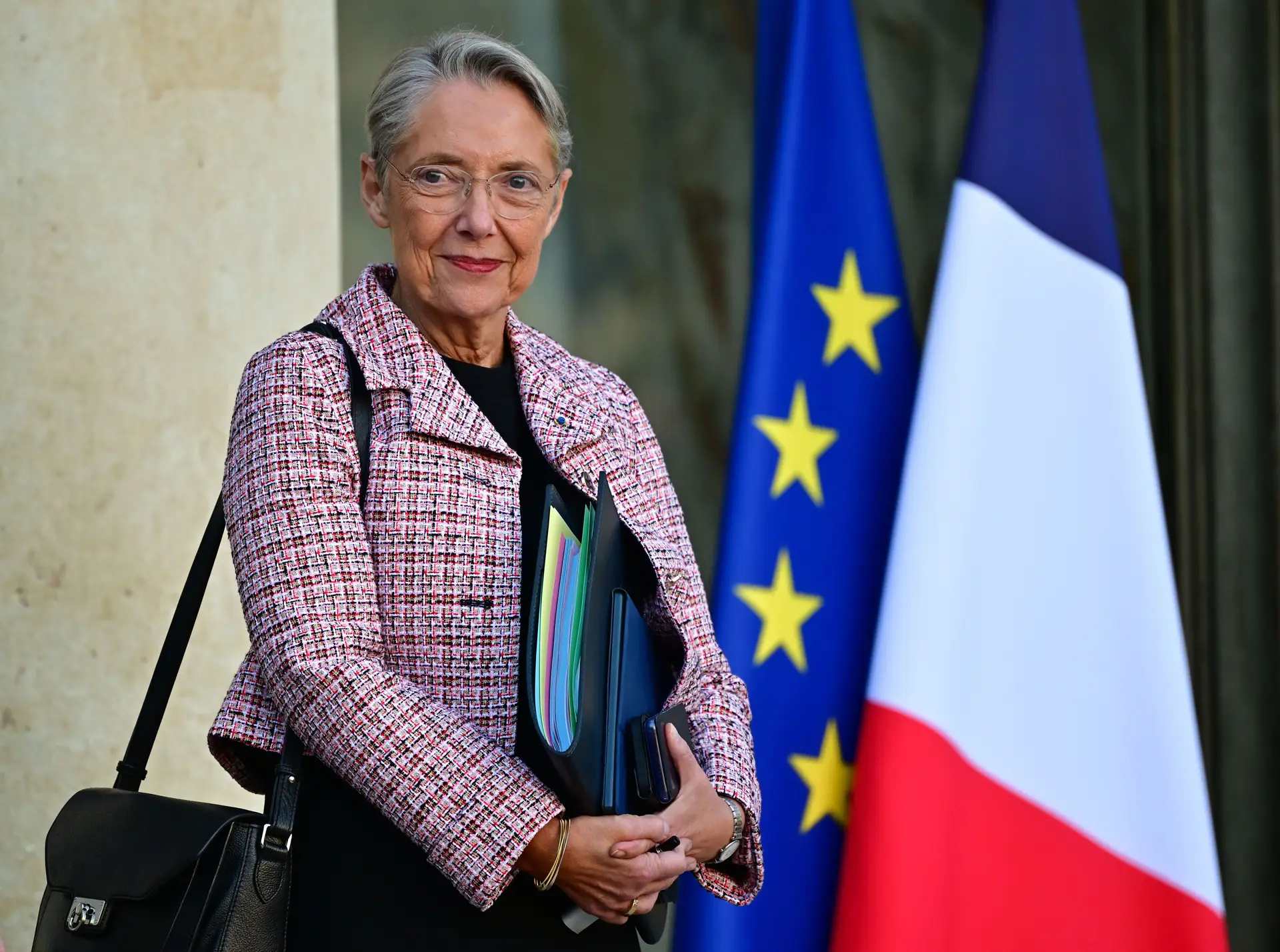 Primeira-ministra Élisabeth Borne demitiu-se, Macron (já) aceitou