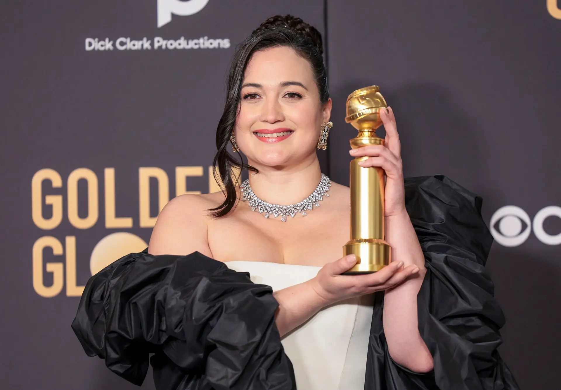 Lily Gladstone torna-se na primeira indígena a ser premiada com um Globo de Ouro