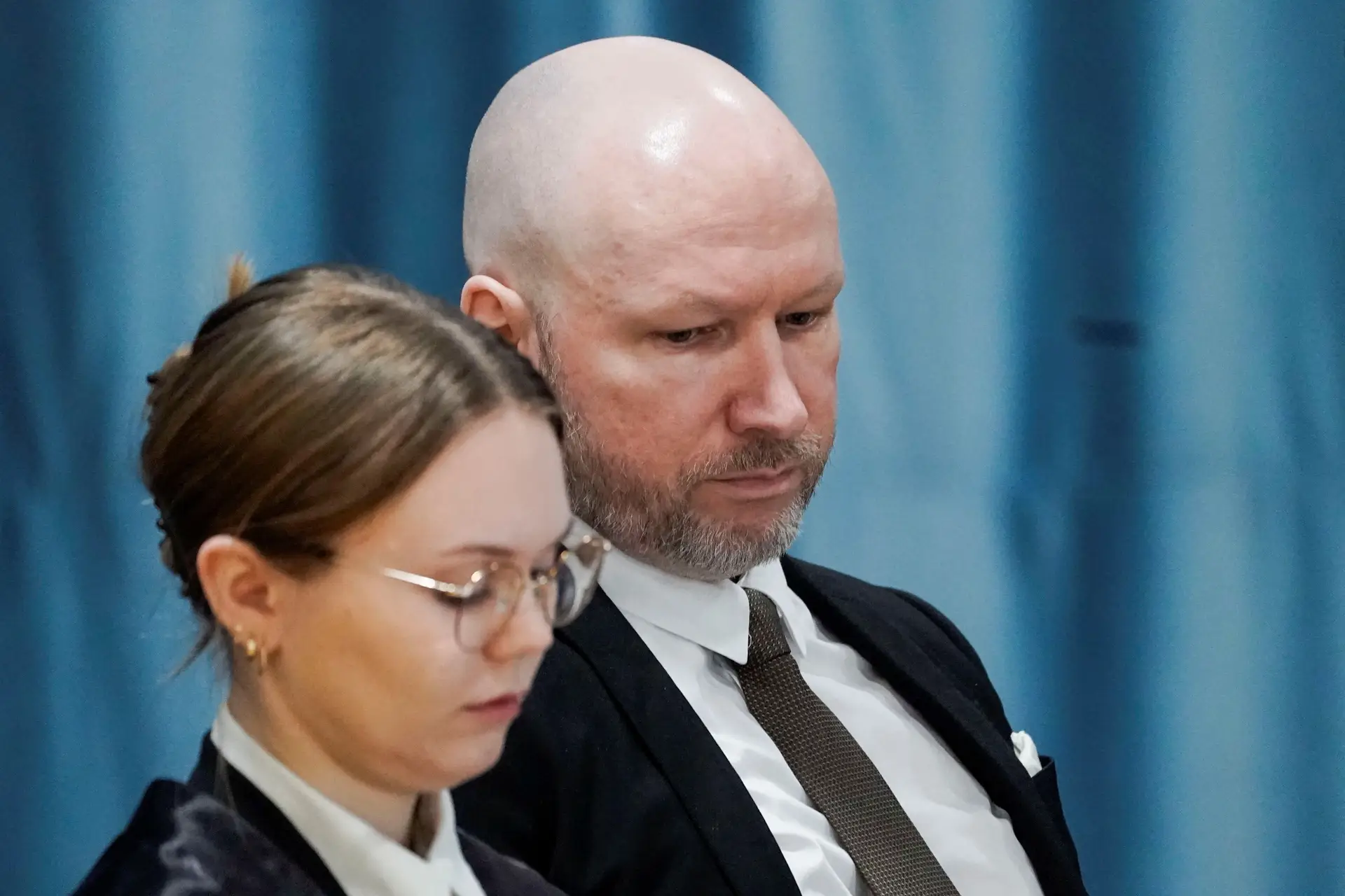 Terrorista perde processo contra Estado norueguês e continua em isolamento