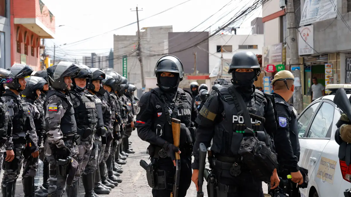 Polícia nas ruas da cidade de Quito.