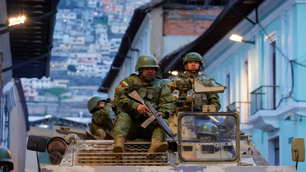 Soldados patrulham a cidade de Quito.