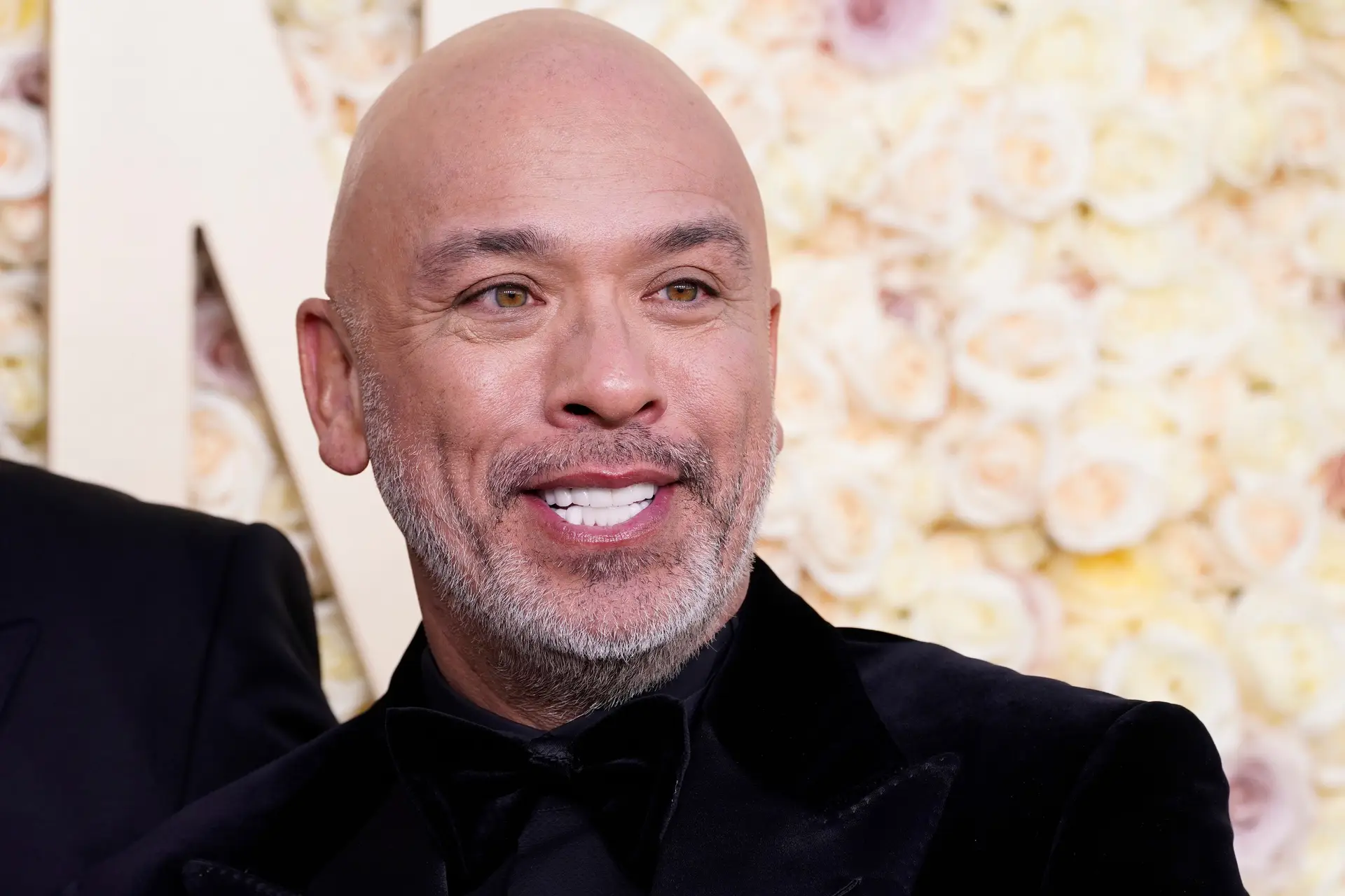 “Mentiria se dissesse que não me sinto magoado”: Jo Koy, apresentador dos Globos de Ouro, reage às críticas