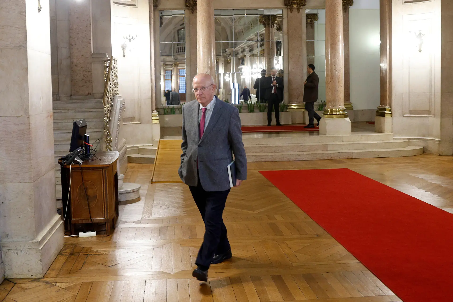 Santos Silva diz que missão no Parlamento foi "defender o chão democrático"