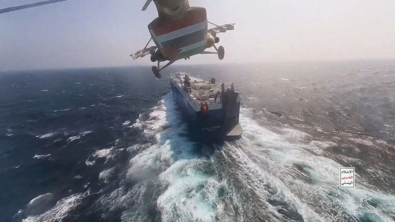 Helicóptero militar Houthi sobrevoando o navio de carga Galaxy Leader no Mar Vermelho