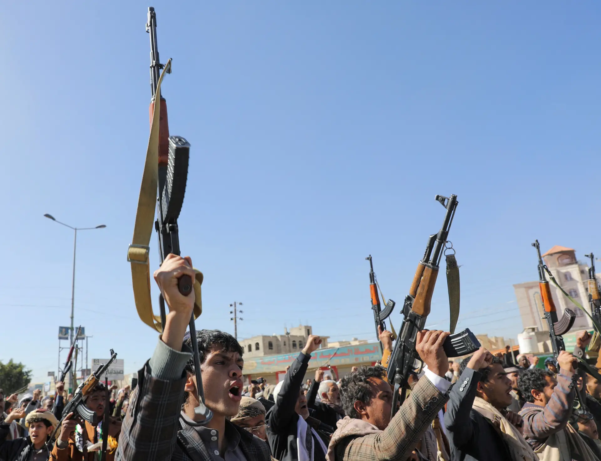 Combatentes Houthi recém recrutados numa cerimónia no final do treino em Sanaa, 11 de janeiro de 2024