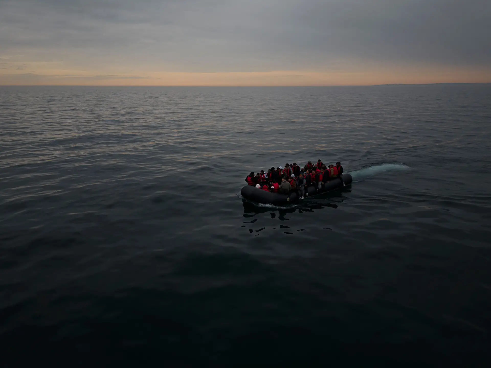 Três mortos após naufrágio de barco de migrantes no canal da Mancha