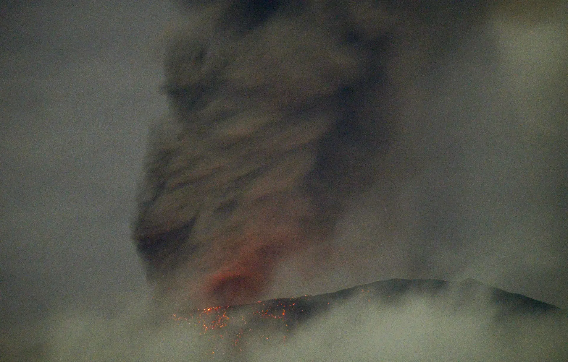 Vulcão na Indonésia entra em erupção
