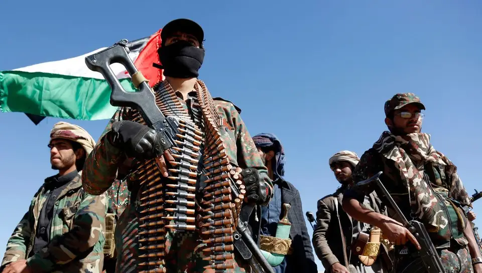 Combatentes Houthi e membros de tribos em  manifestação contra os ataques dos EUA e do Reino Unido