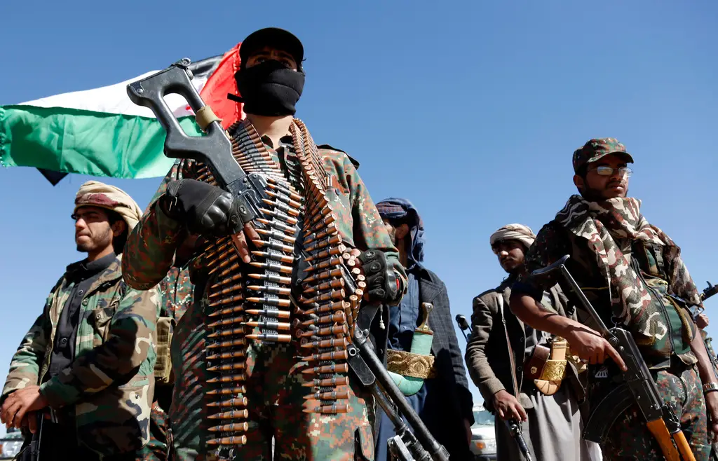 Combatentes Houthi e membros de tribos em  manifestação contra os ataques dos EUA e do Reino Unido