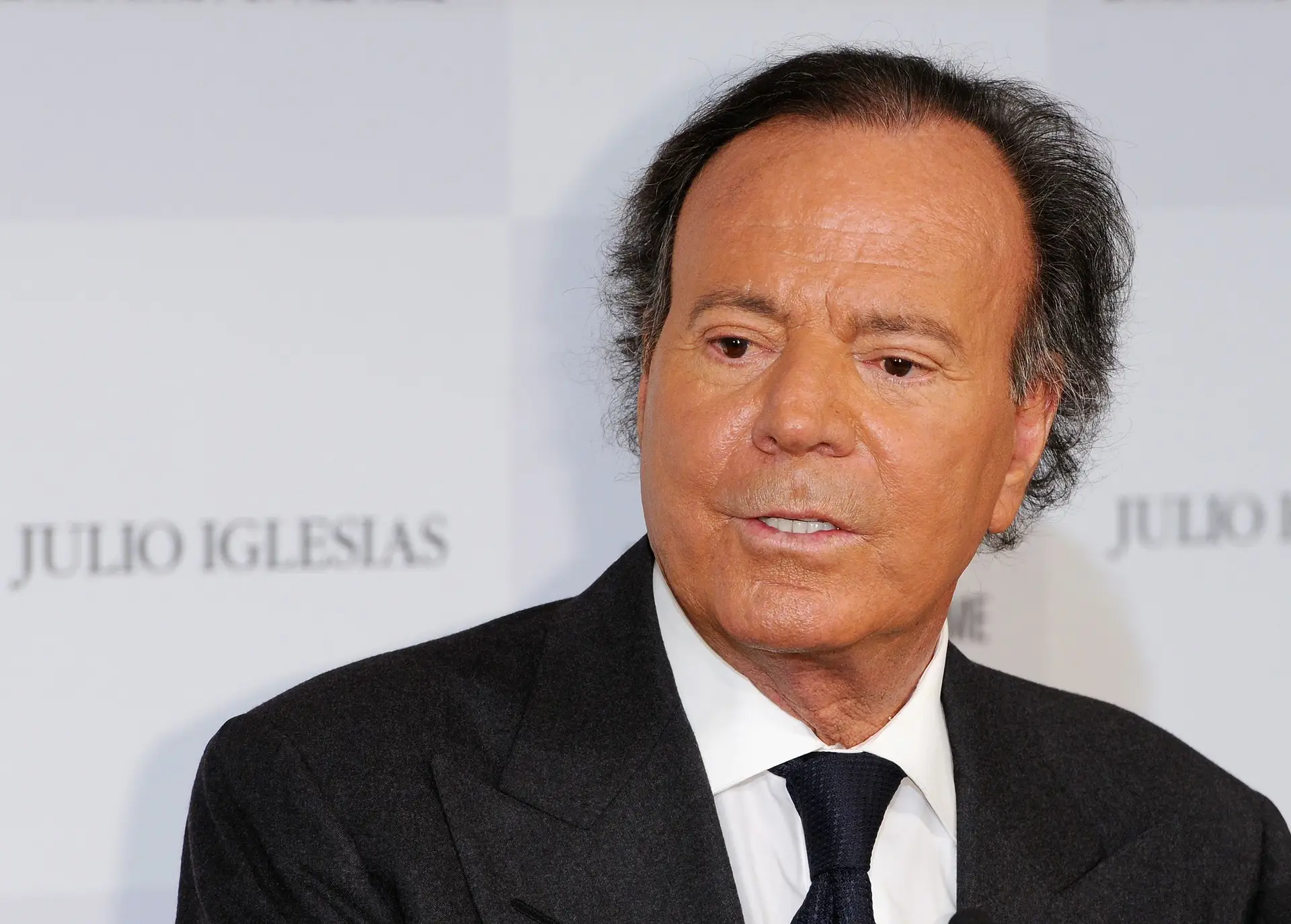 Cantor Julio Iglesias acusado por duas antigas empregadas de assédio sexual  e tráfico humano - SIC Notícias