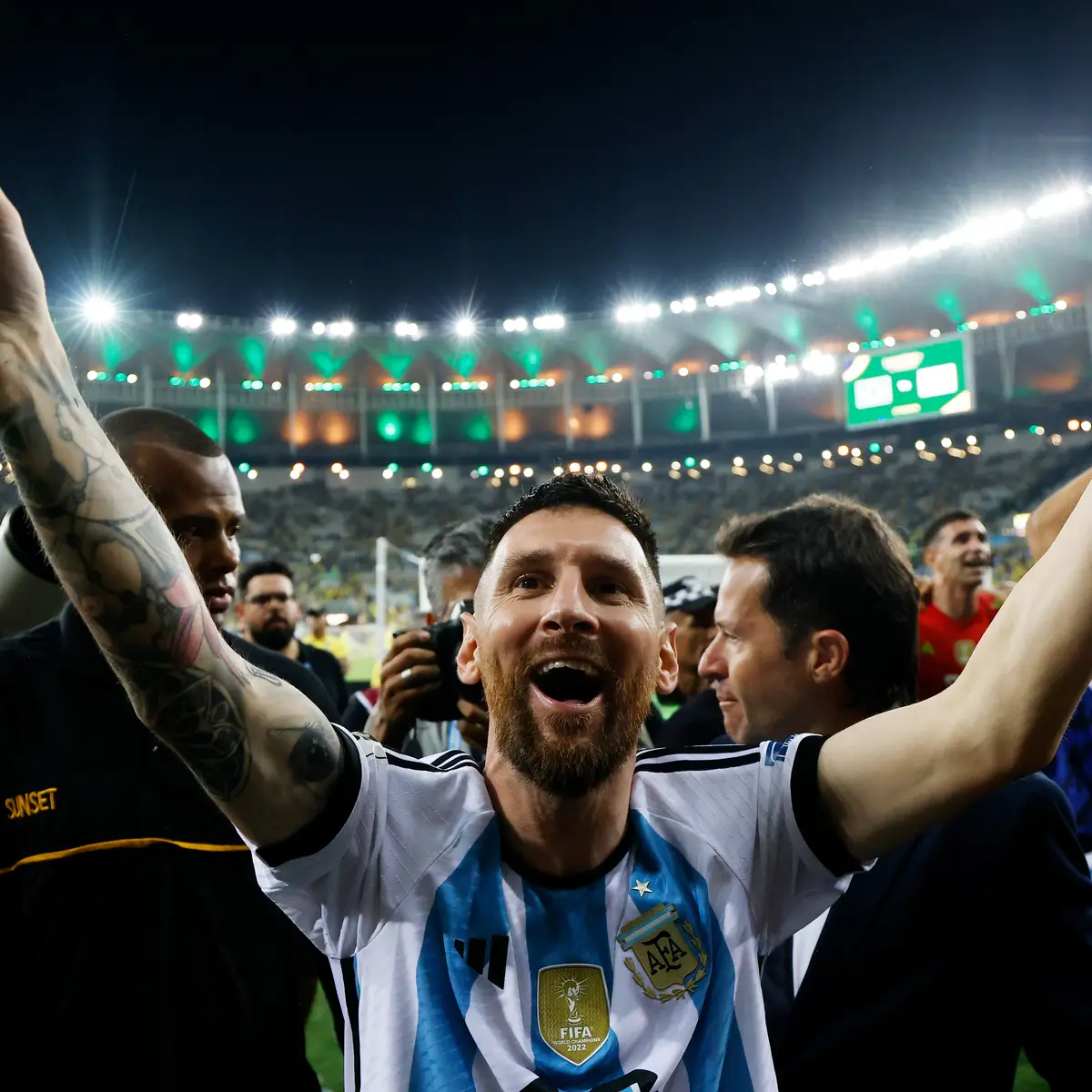 The Best: Messi e Haaland acabaram empatados mas voto dos capitães deu o  prémio ao argentino - SIC Notícias