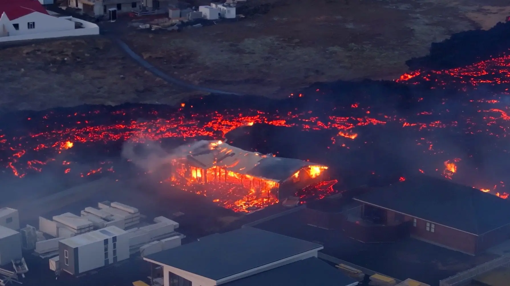 As (impressionantes) imagens do vulcão na Islândia lava ultrapassa