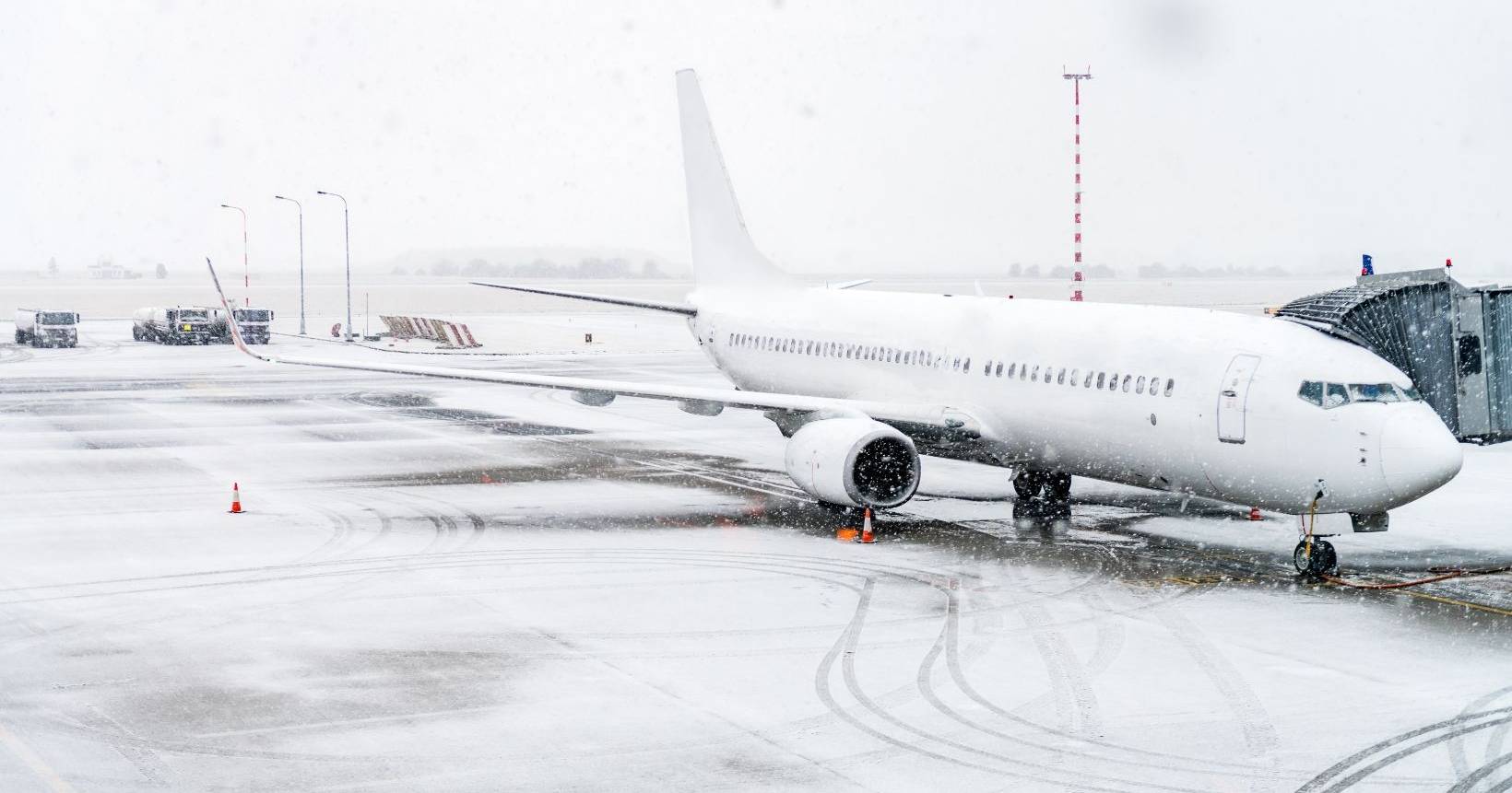 Neve no Japão provoca toque de asas entre aviões no aeroporto de New Chitoses