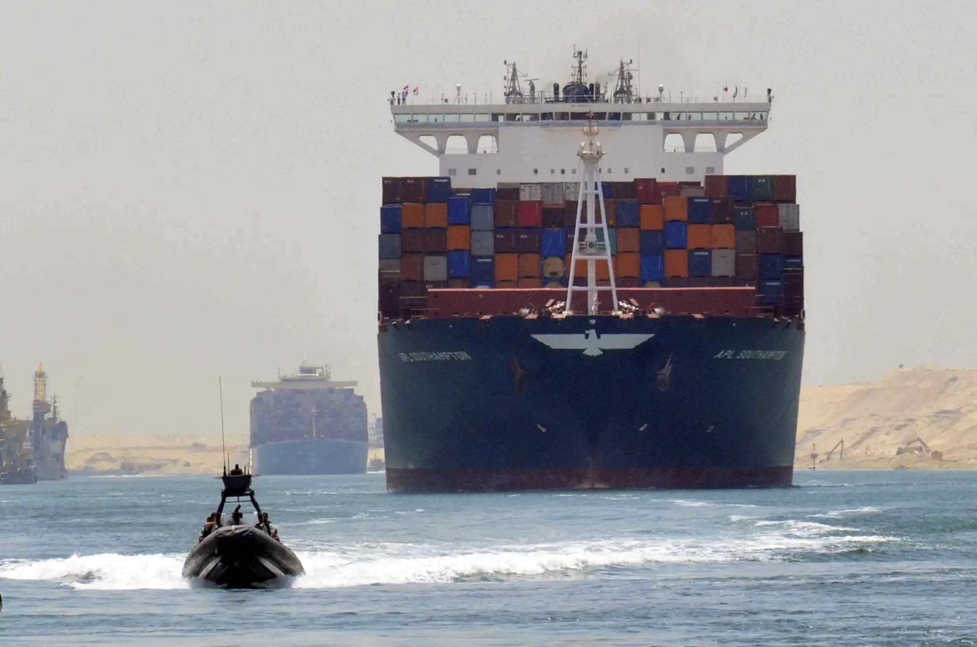 Trânsito de navios pelo Canal do Suez caiu 30% (só) nos primeiros dias de janeiro