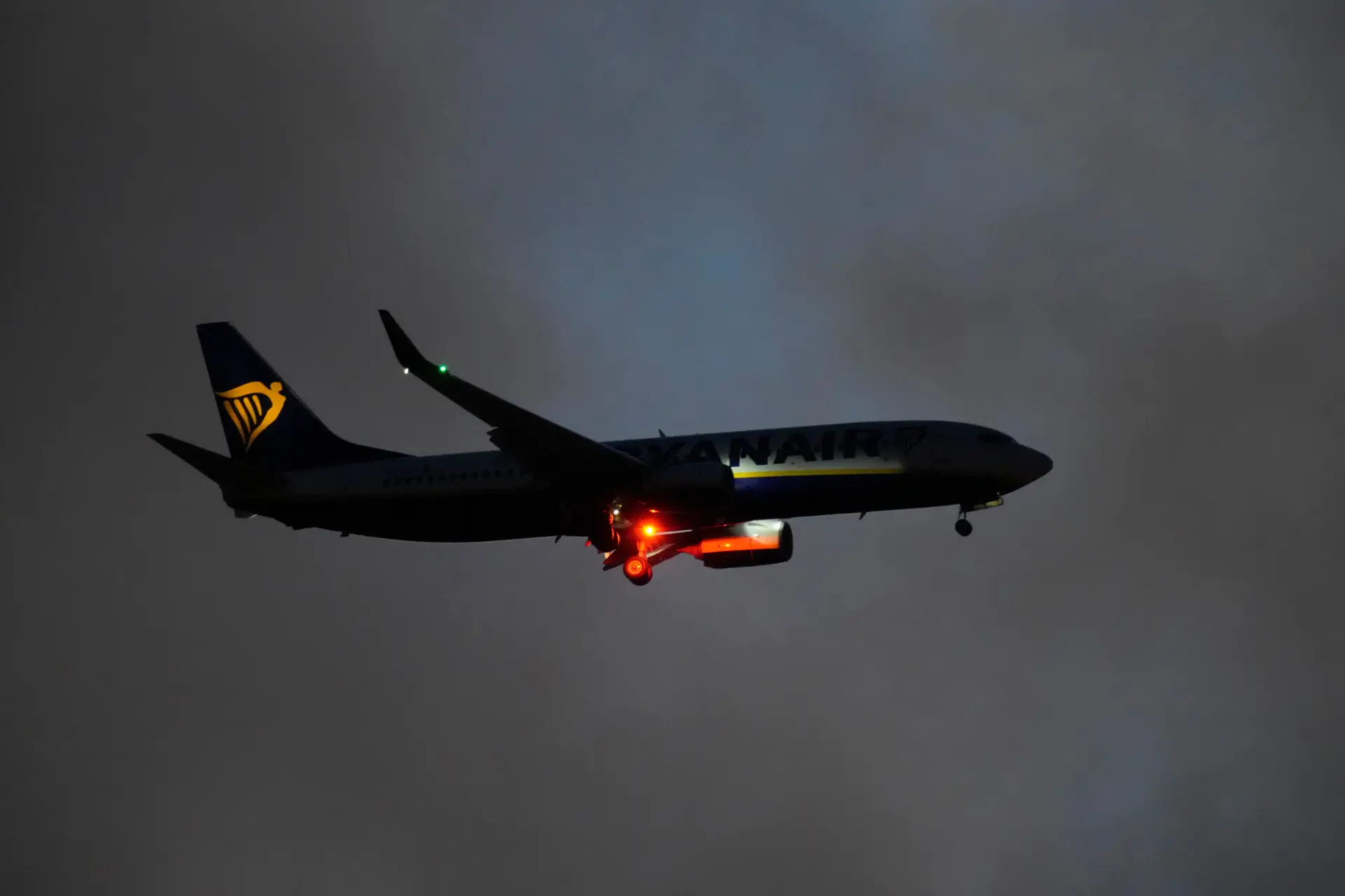 Nove feridos em voo da Ryanair que teve de aterrar de emergência