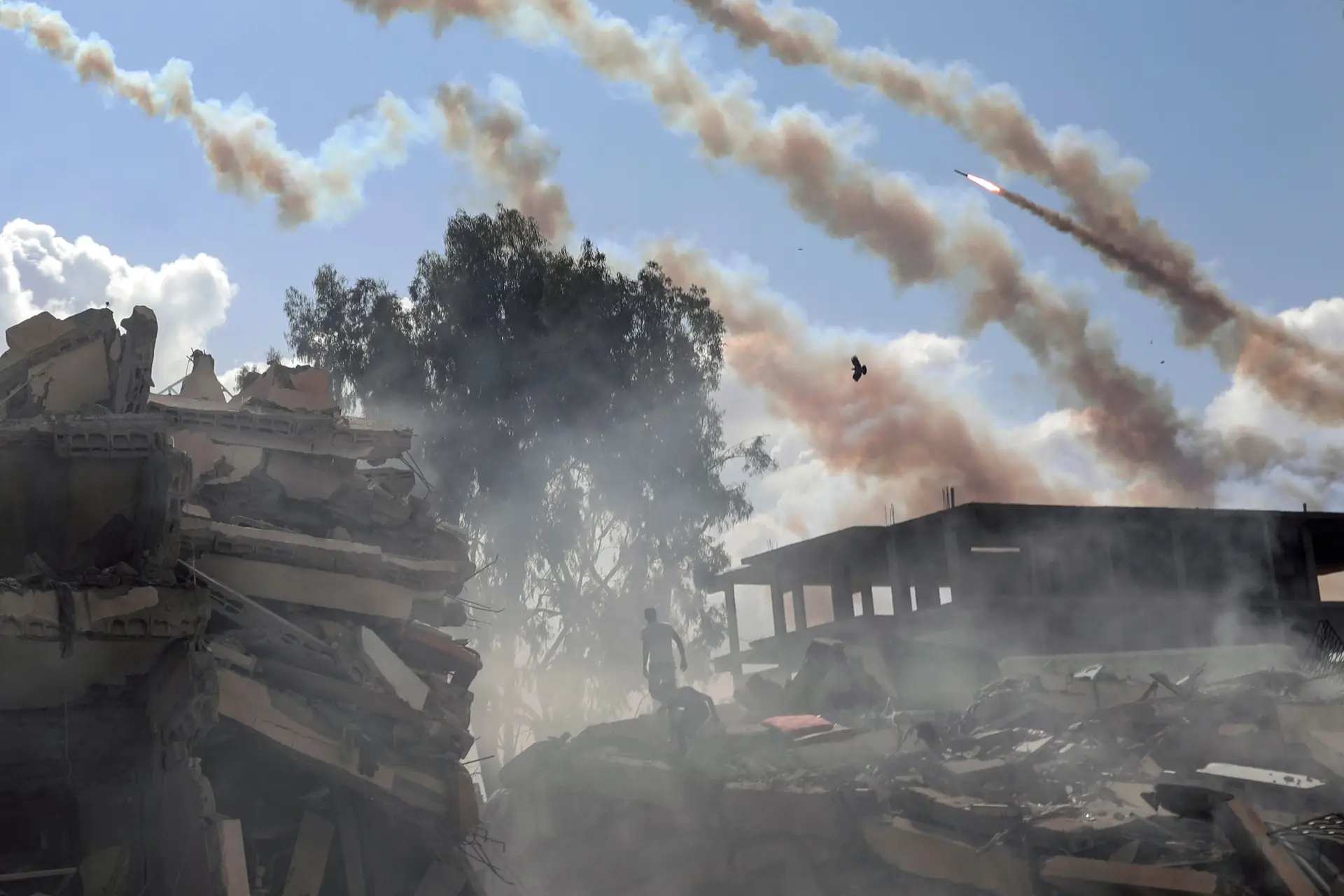 Ao mesmo tempo que intensifica os ataques em Gaza, Israel espalha panfletos à procura dos reféns