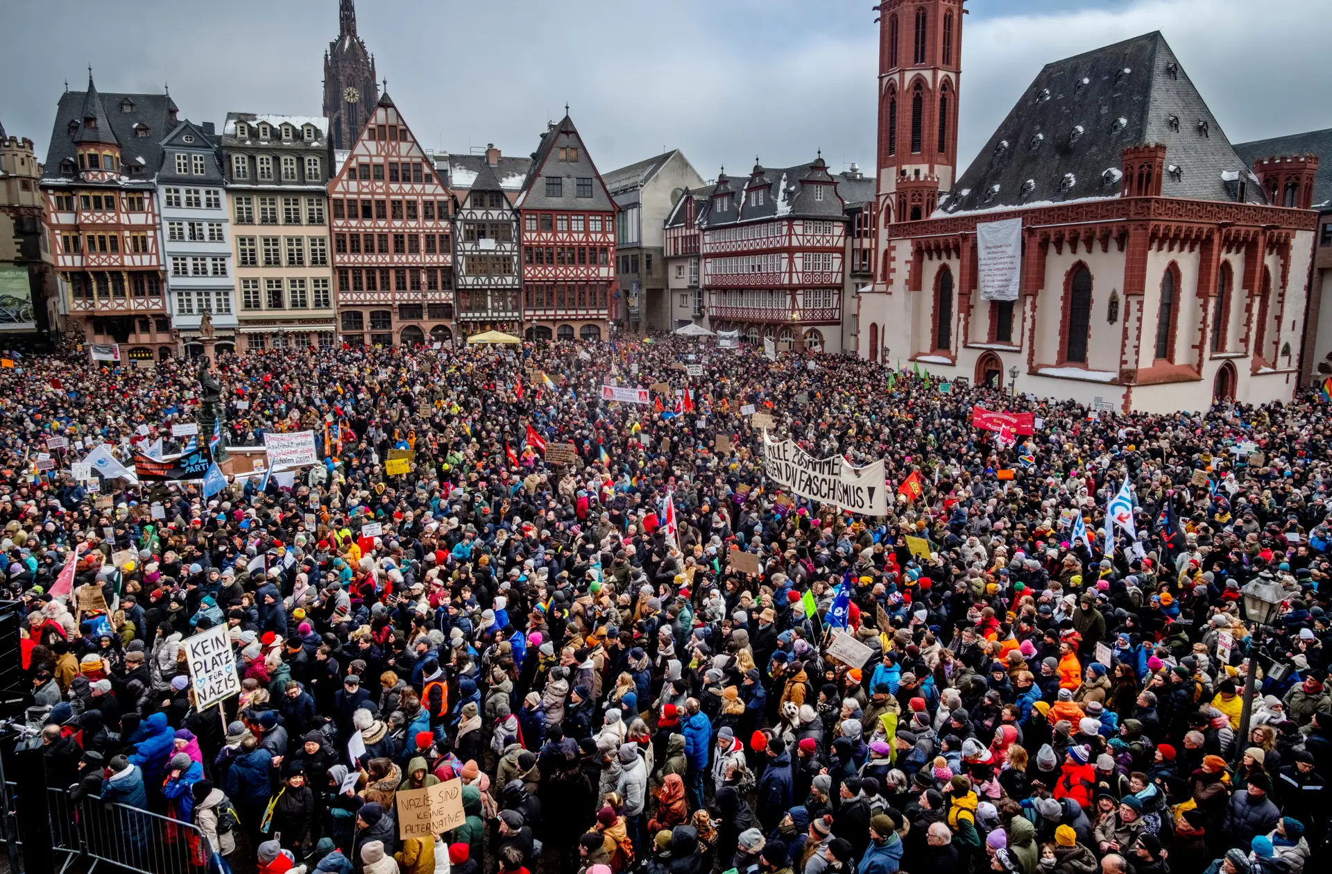 Mais de 100 mil manifestantes protestam contra a extrema-direita na Alemanha